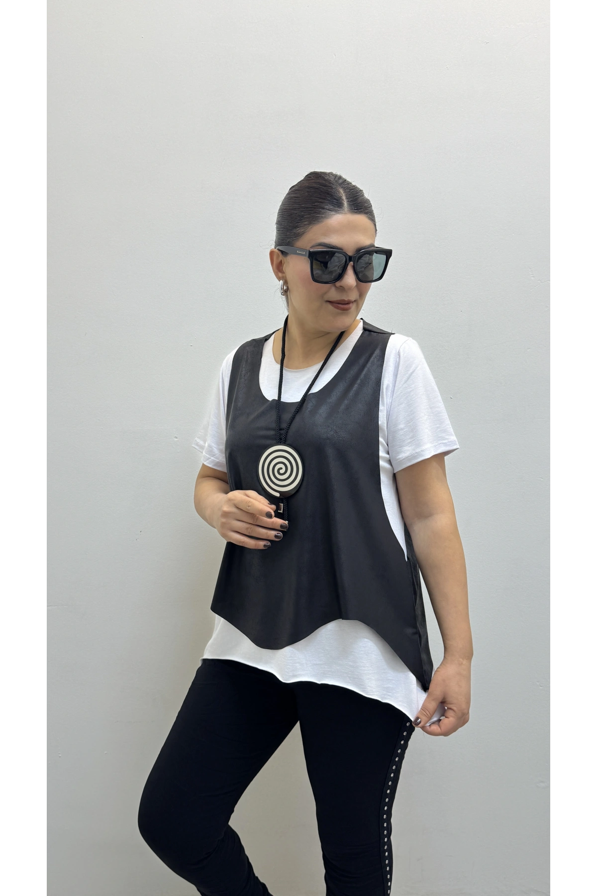 Asimetrik Kesim Deri Yelekli Kolyeli Takım Bluz