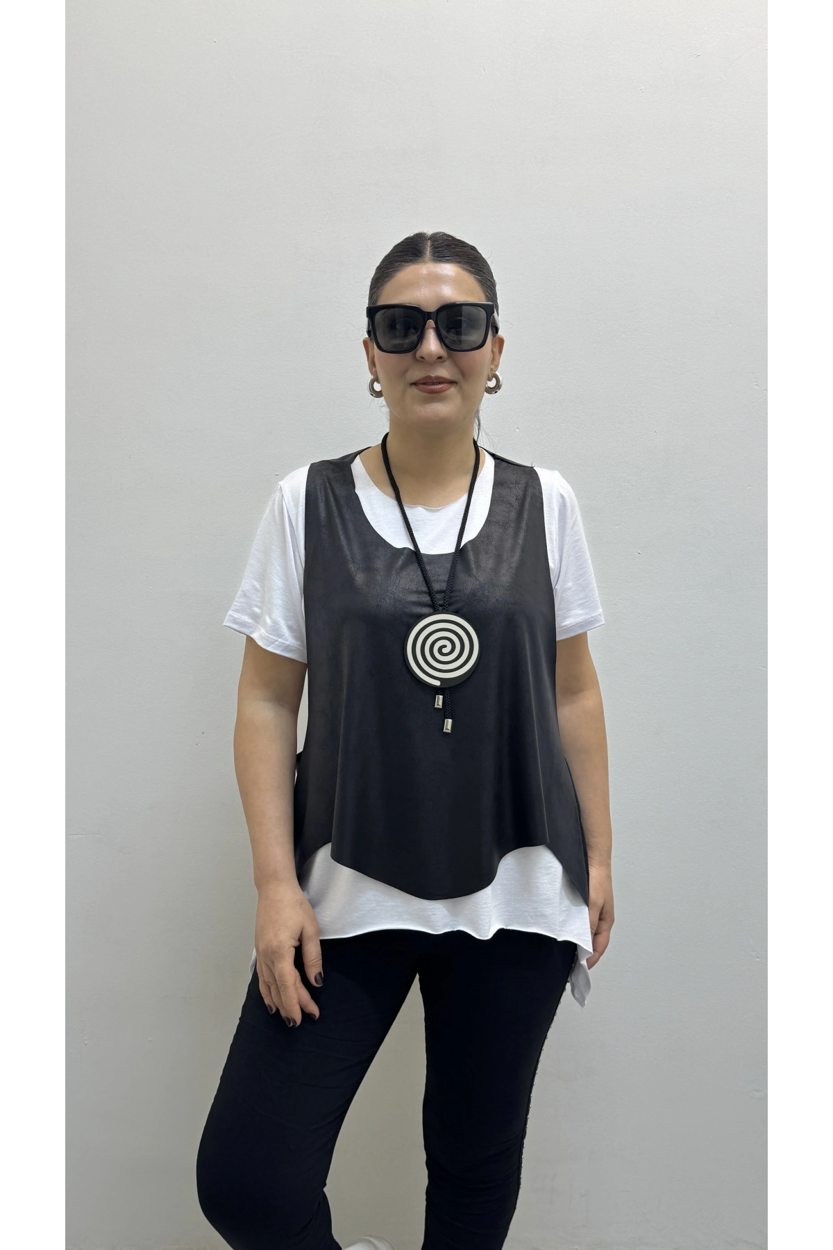 Asimetrik Kesim Deri Yelekli Kolyeli Takım Bluz