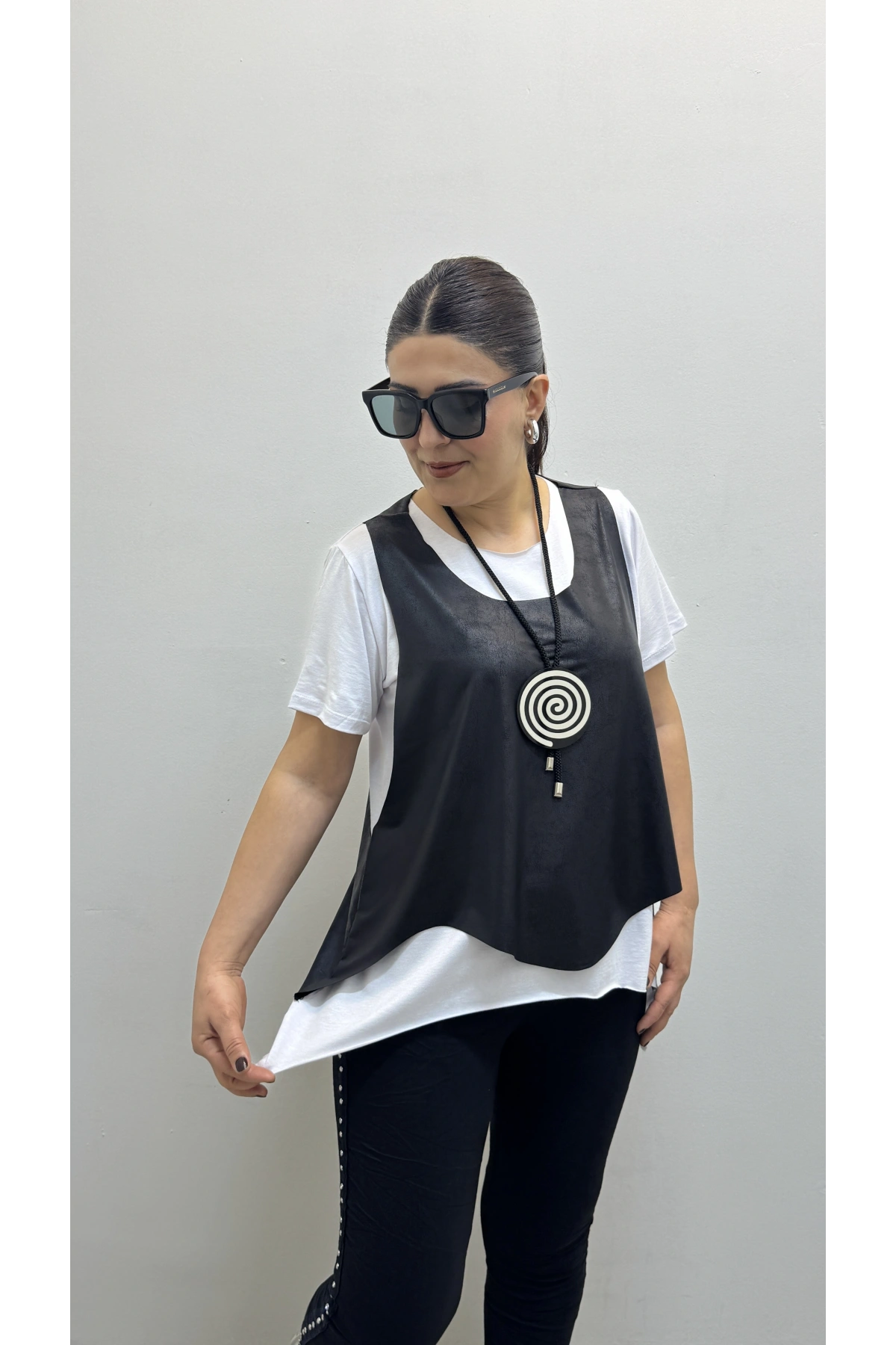 Asimetrik Kesim Deri Yelekli Kolyeli Takım Bluz