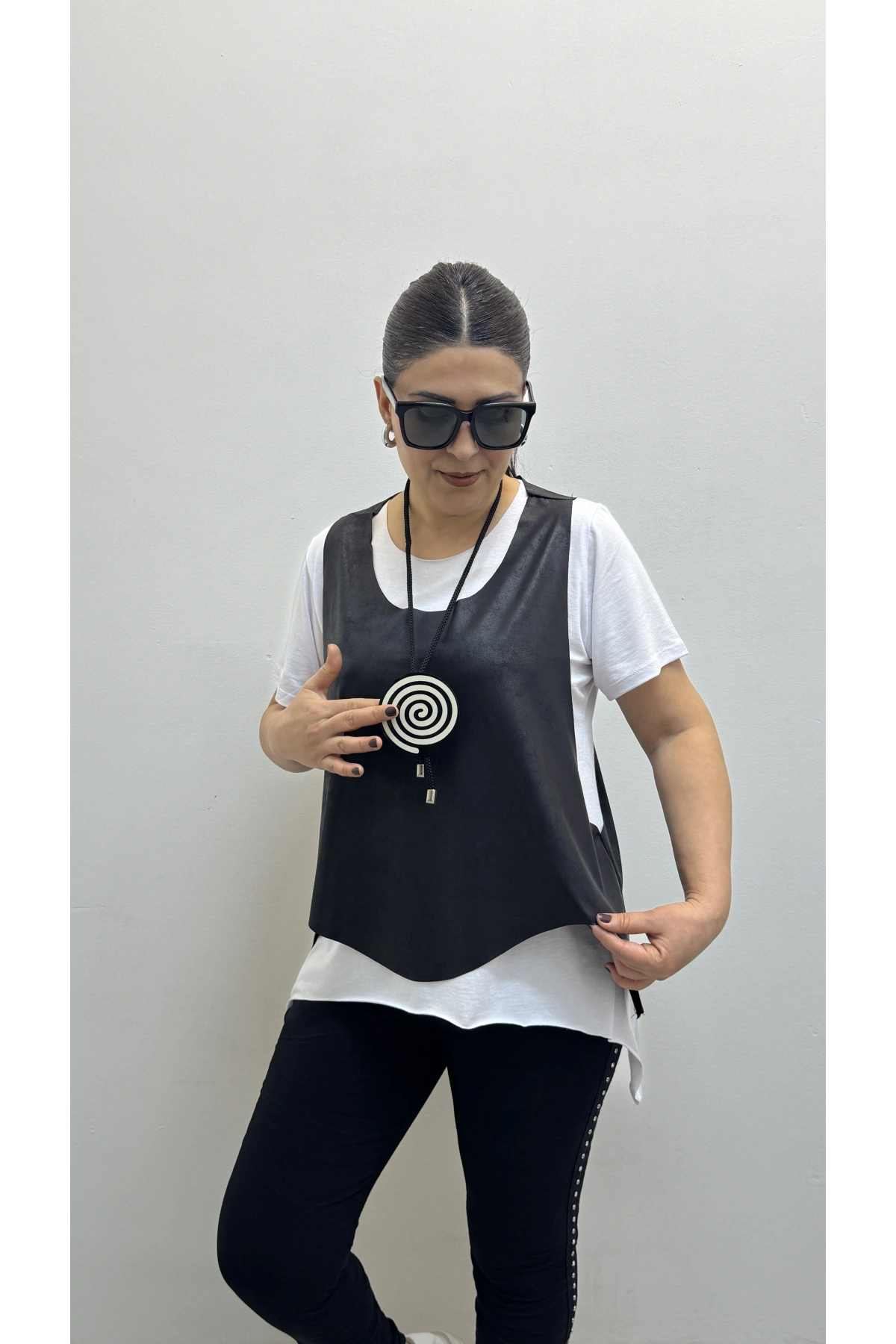 Asimetrik Kesim Deri Yelekli Kolyeli Takım Bluz