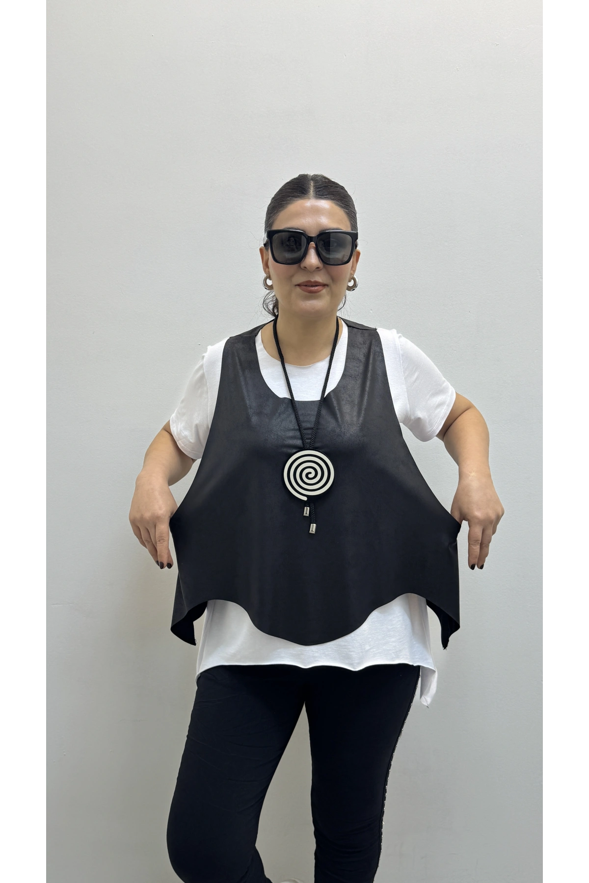 Asimetrik Kesim Deri Yelekli Kolyeli Takım Bluz