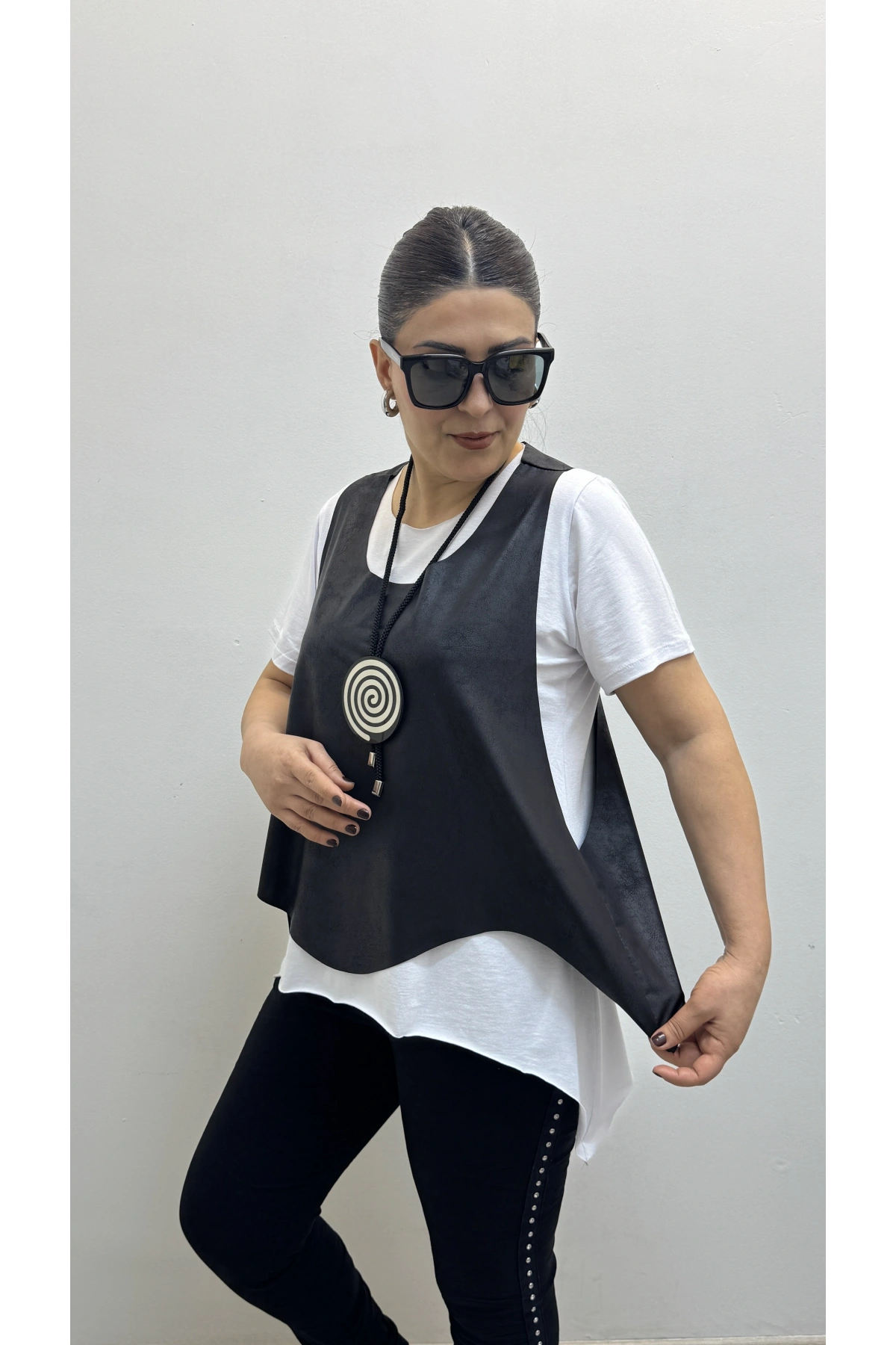 Asimetrik Kesim Deri Yelekli Kolyeli Takım Bluz