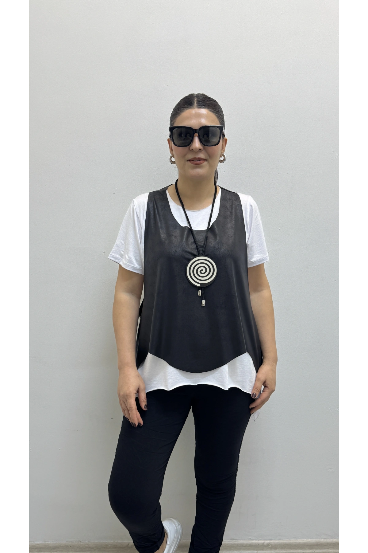 Asimetrik Kesim Deri Yelekli Kolyeli Takım Bluz