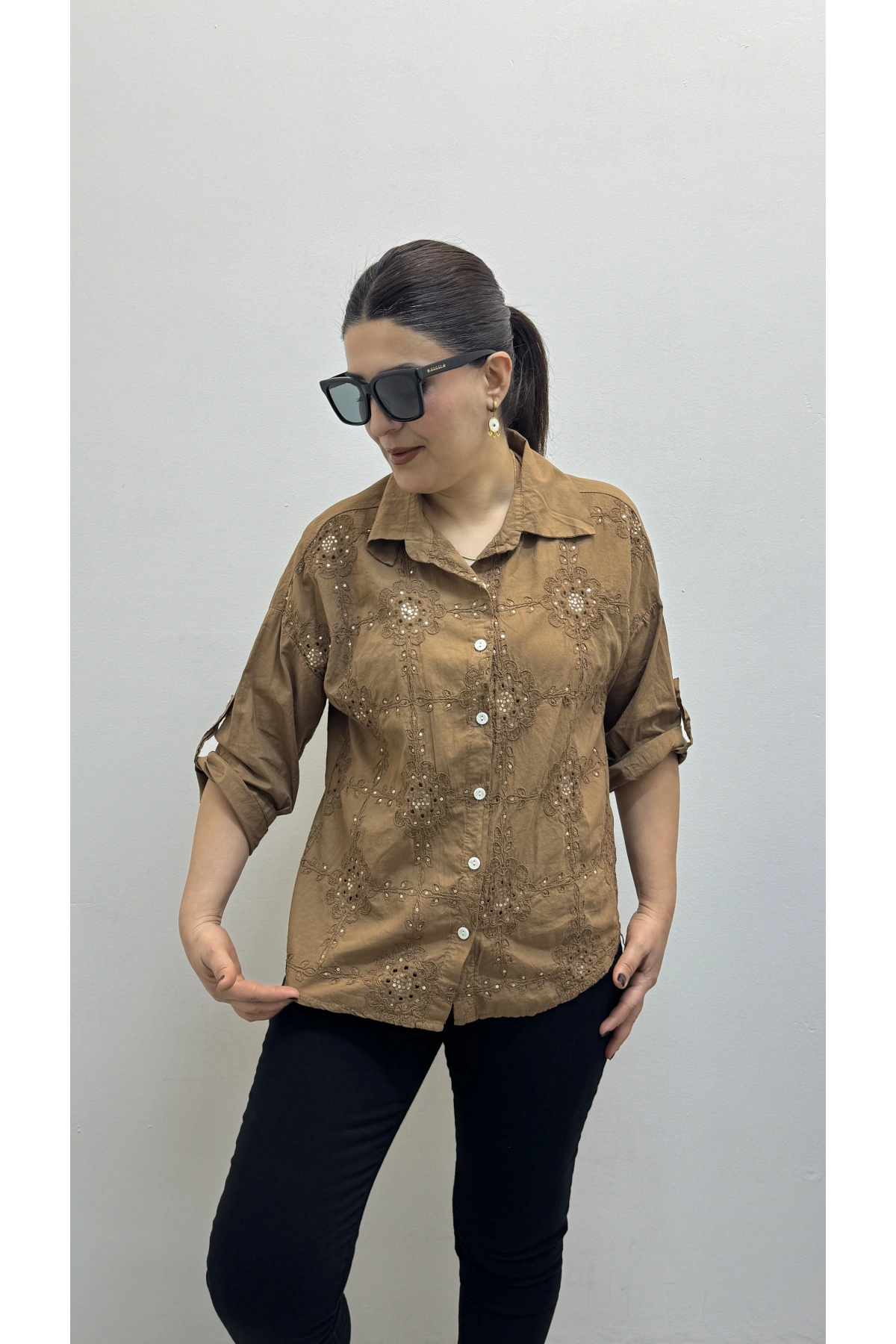 Nakış Ve Pul Payet İşlemeli Yakalı Kahverengi İthal Gömlek