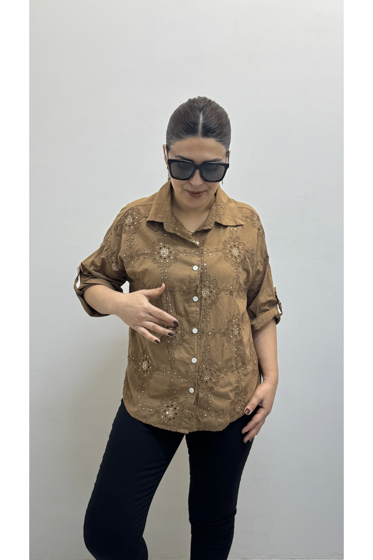 Nakış Ve Pul Payet İşlemeli Yakalı Kahverengi İthal Gömlek