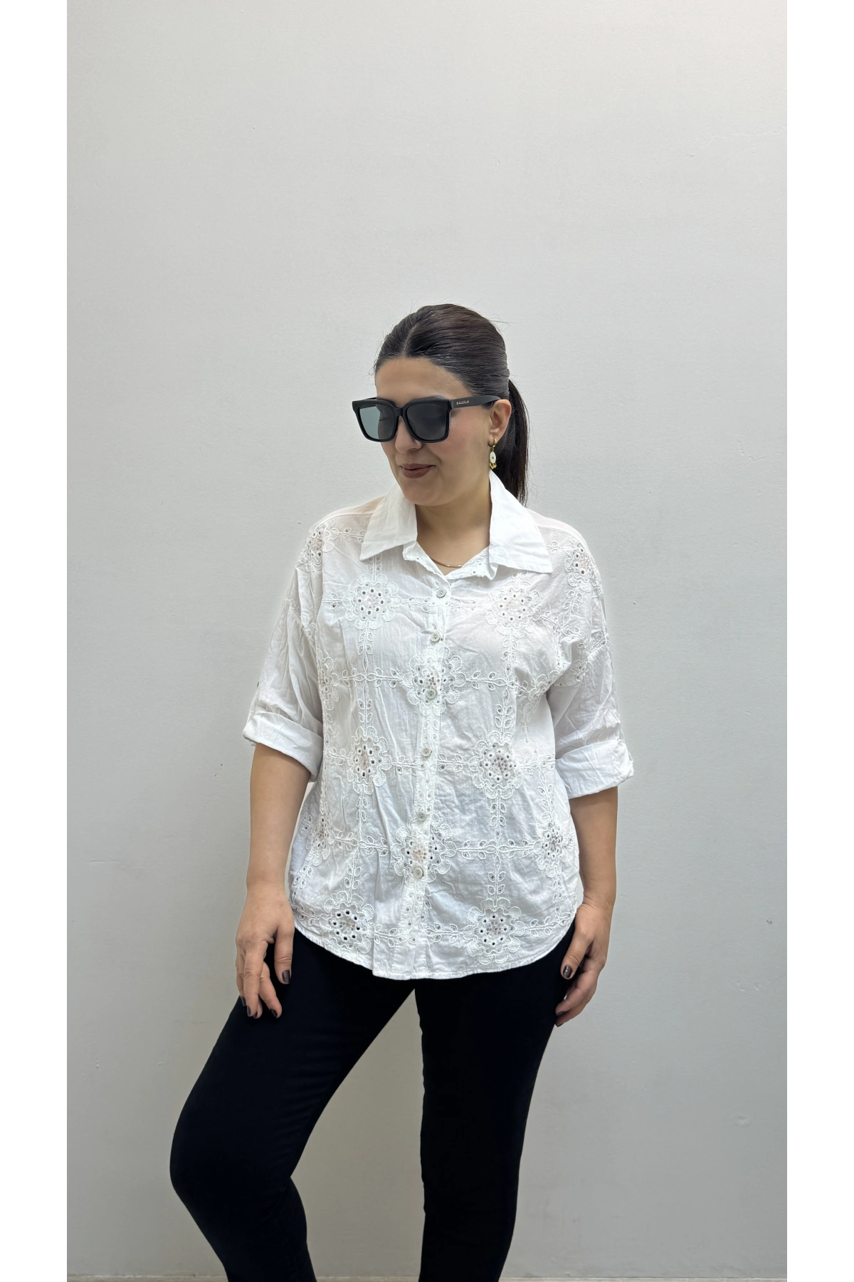 Nakış Ve Pul Payet İşlemeli Yakalı Beyaz Renk İthal Gömlek