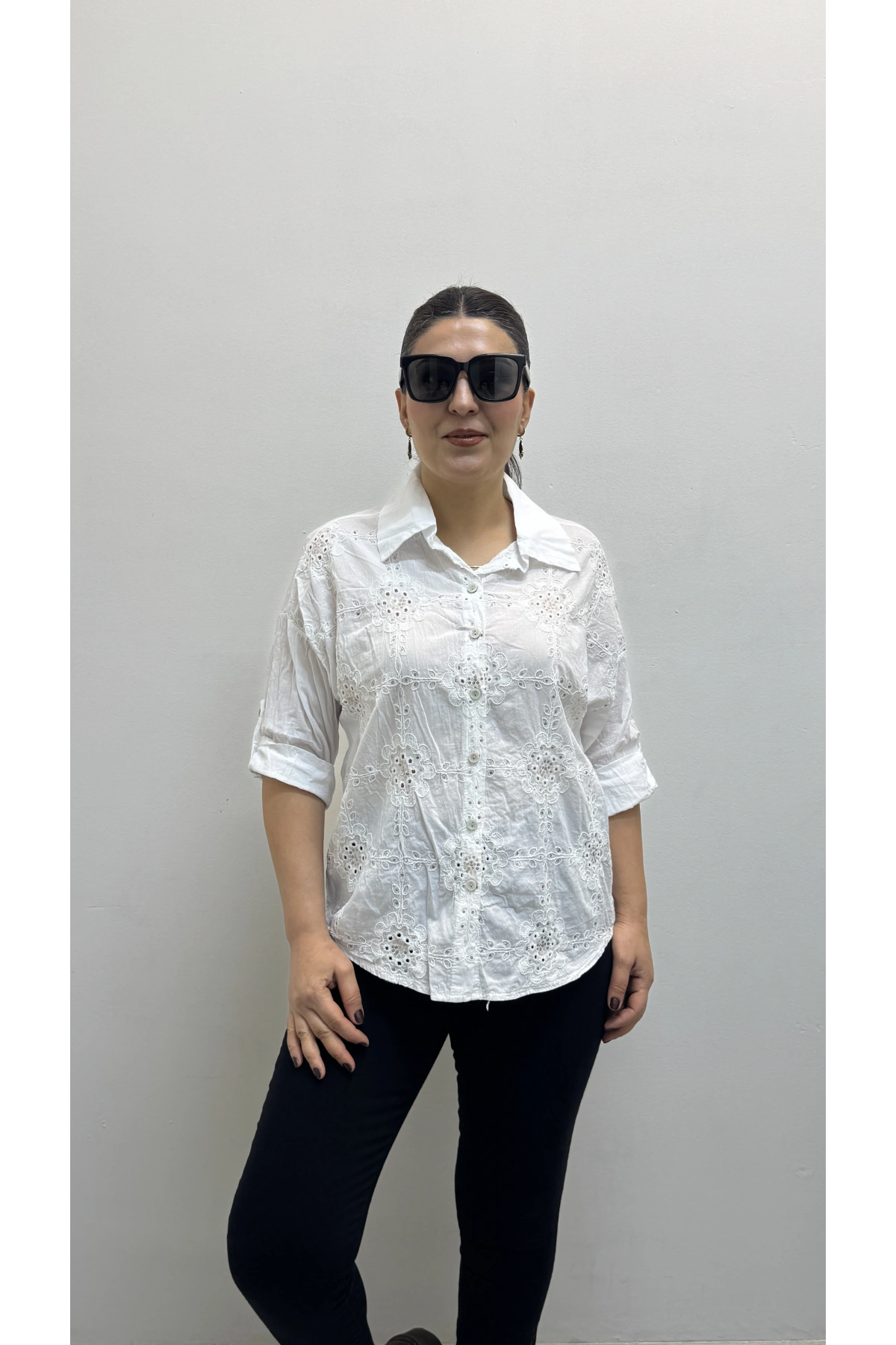 Nakış Ve Pul Payet İşlemeli Yakalı Beyaz Renk İthal Gömlek