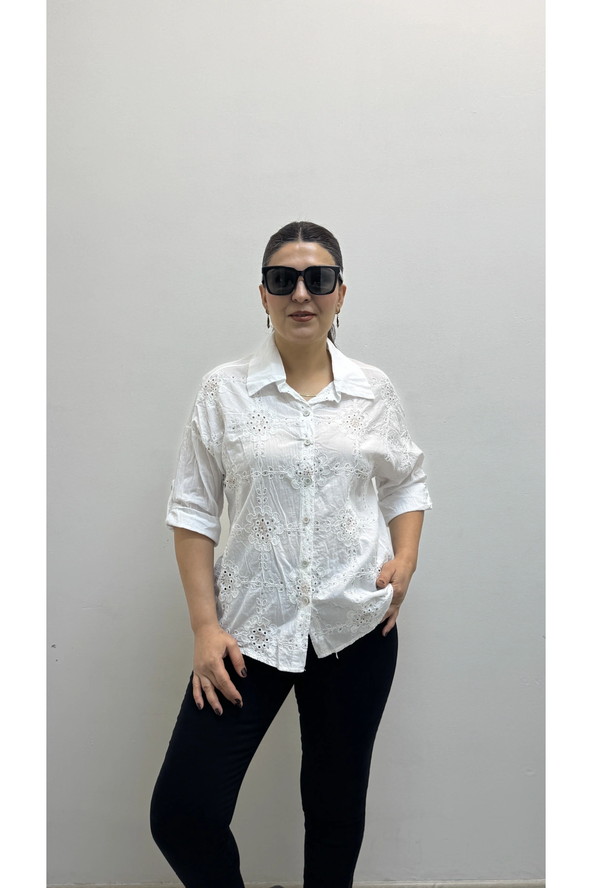 Nakış Ve Pul Payet İşlemeli Yakalı Beyaz Renk İthal Gömlek