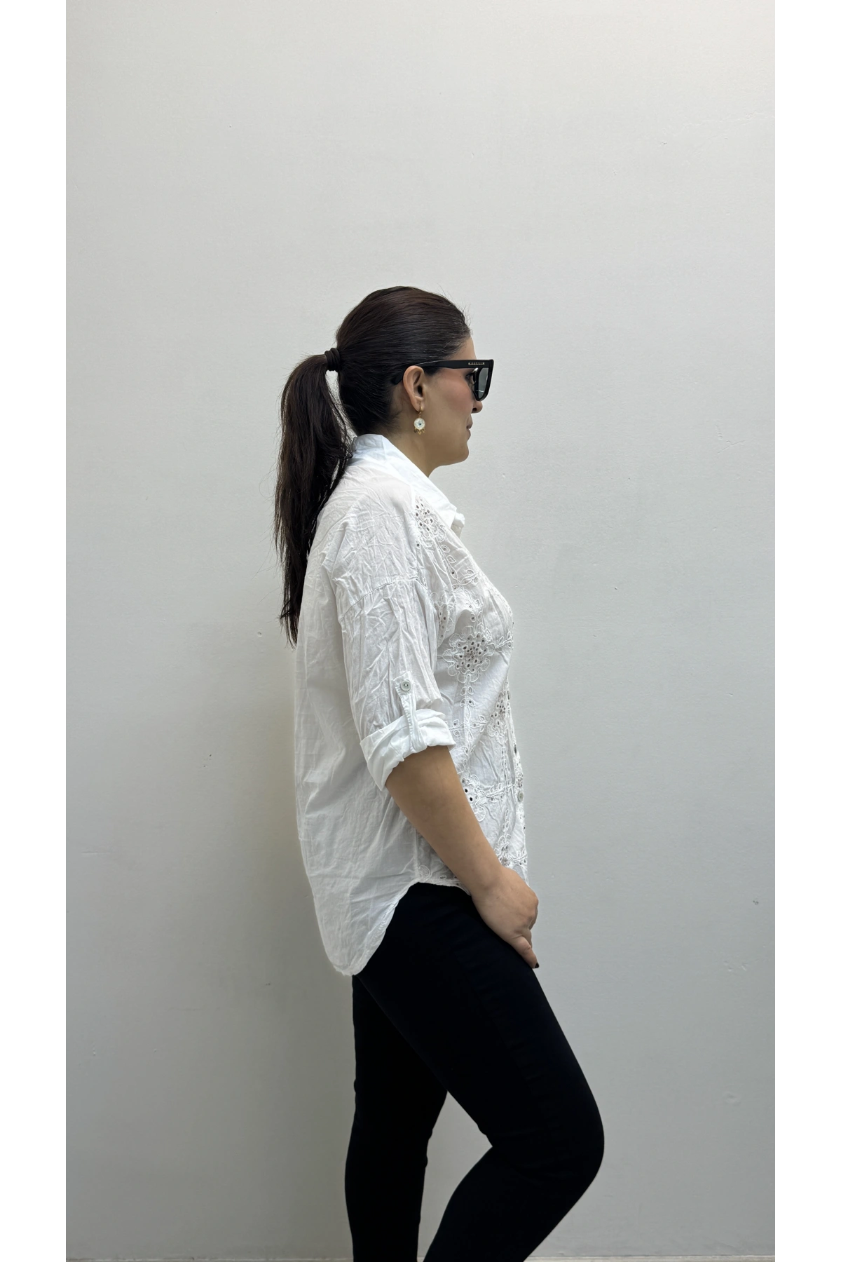 Nakış Ve Pul Payet İşlemeli Yakalı Beyaz Renk İthal Gömlek