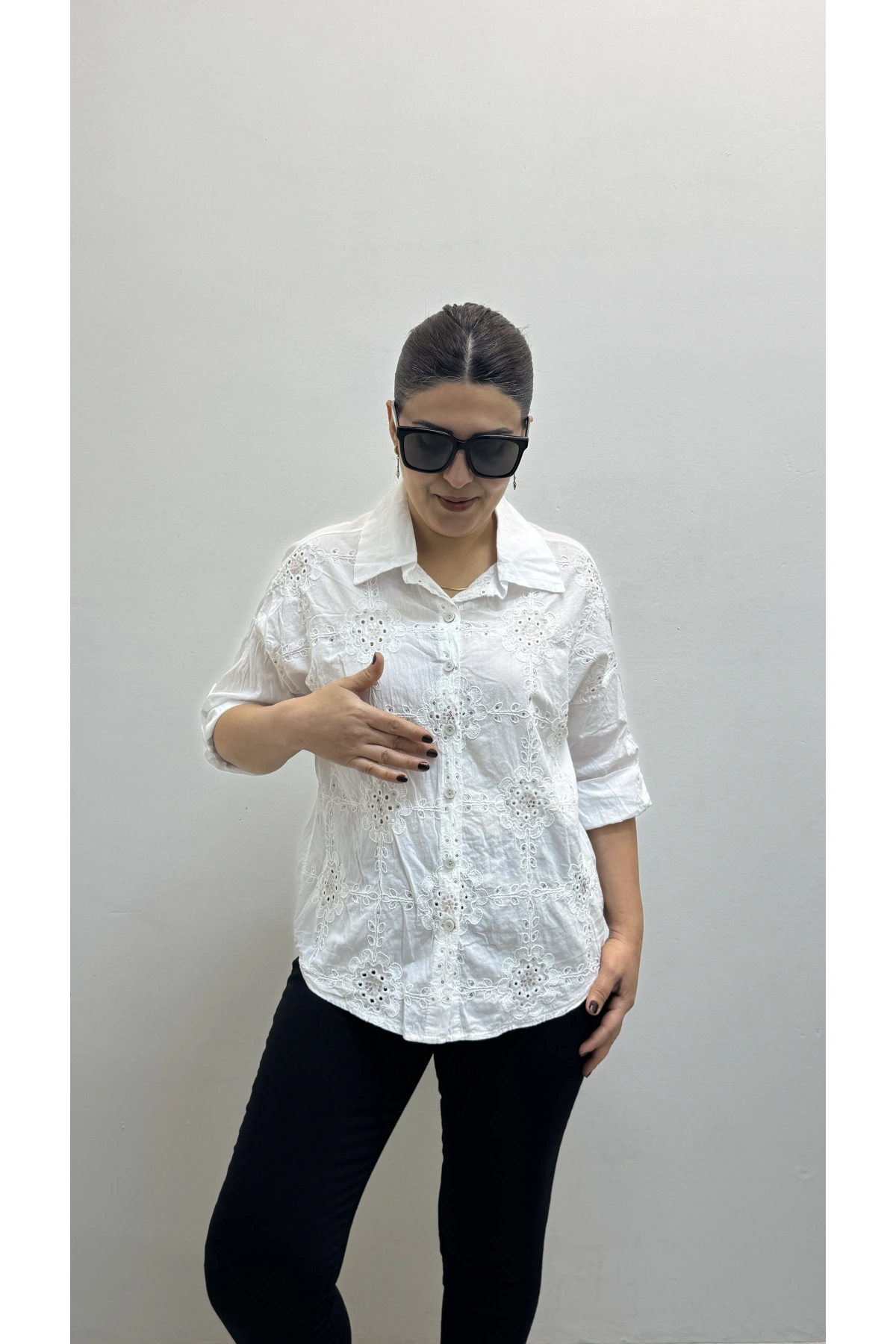 Nakış Ve Pul Payet İşlemeli Yakalı Beyaz Renk İthal Gömlek