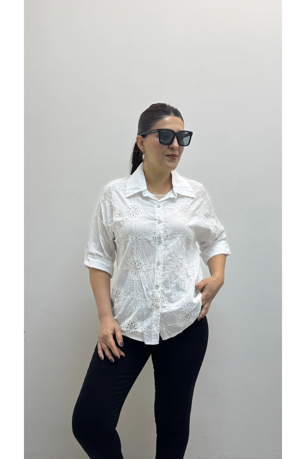 Nakış Ve Pul Payet İşlemeli Yakalı Beyaz Renk İthal Gömlek