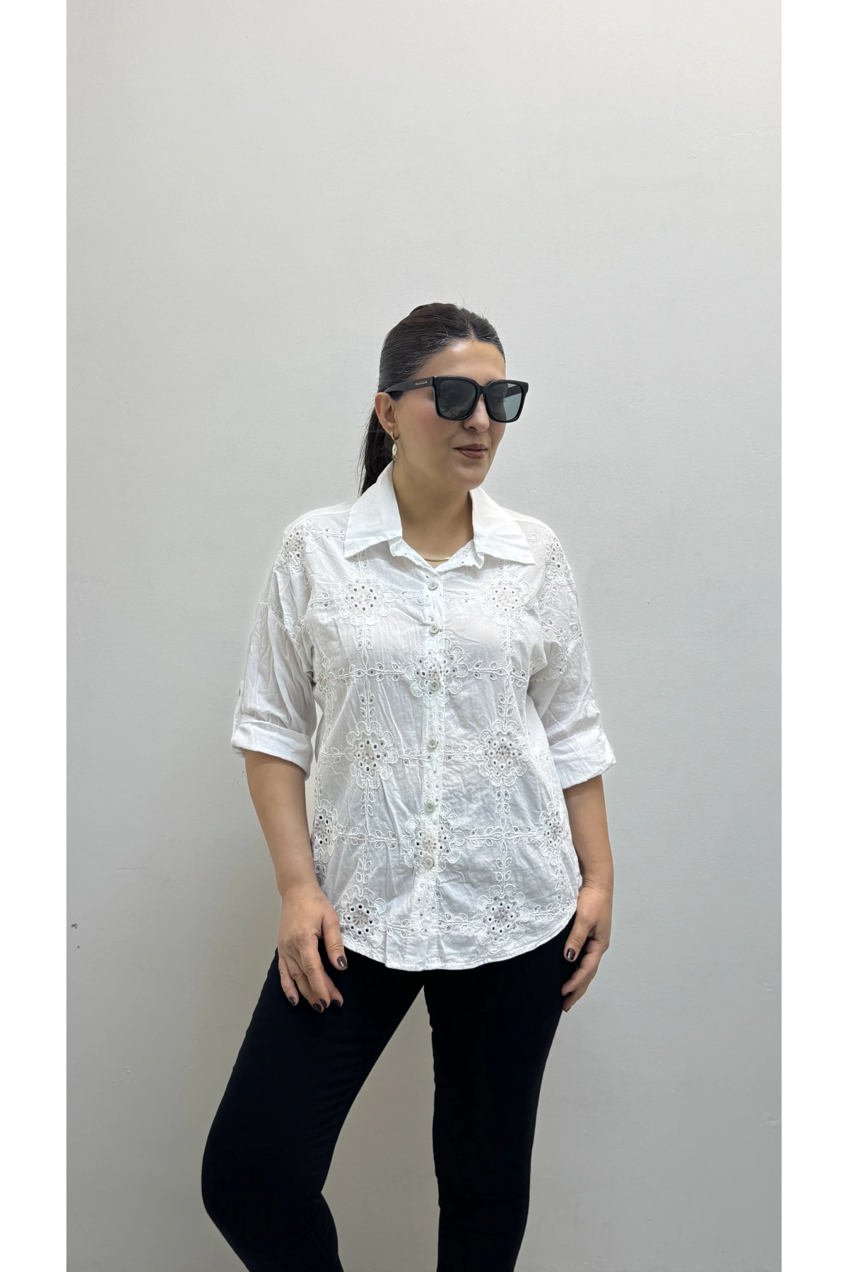 Nakış Ve Pul Payet İşlemeli Yakalı Beyaz Renk İthal Gömlek