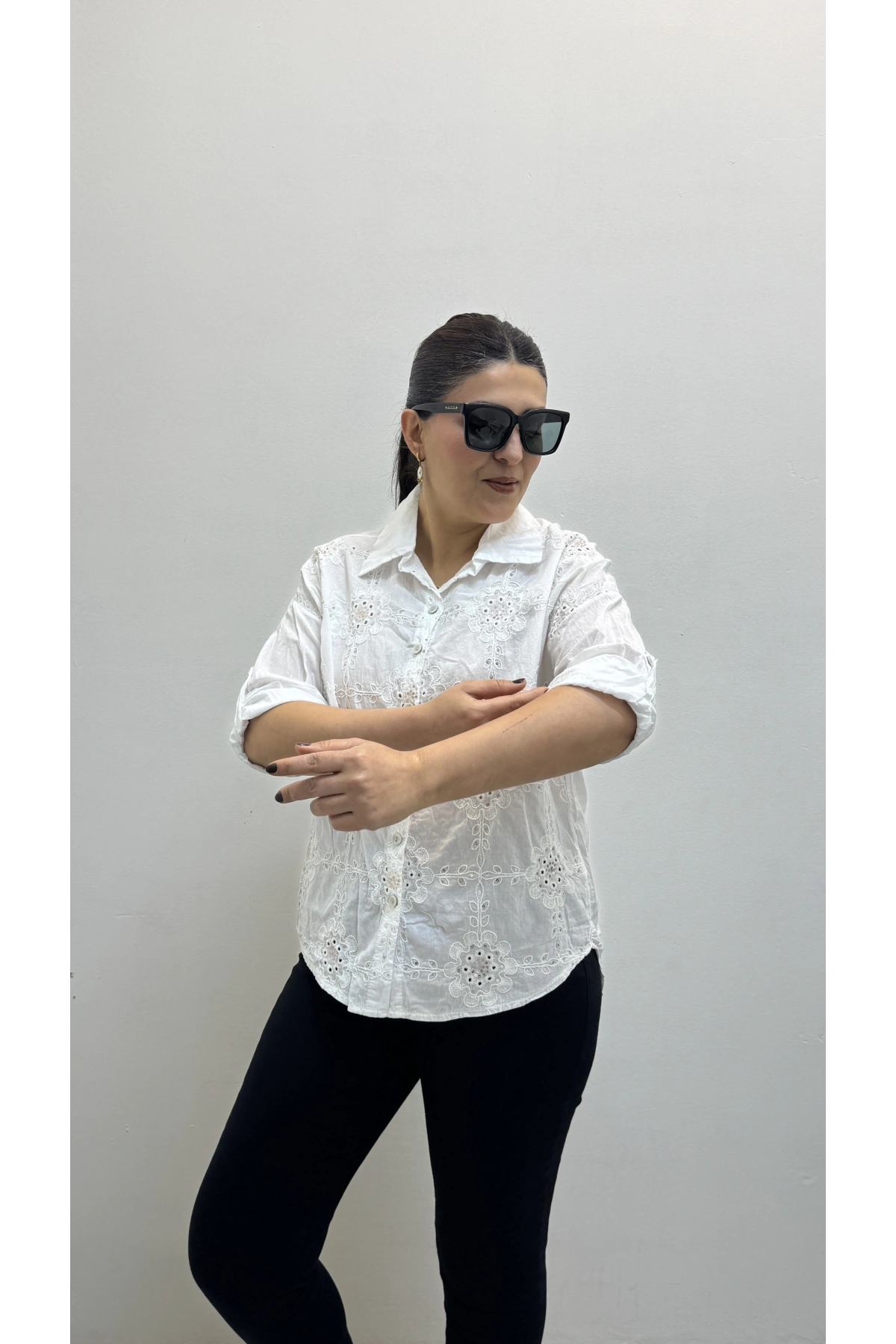 Nakış Ve Pul Payet İşlemeli Yakalı Beyaz Renk İthal Gömlek