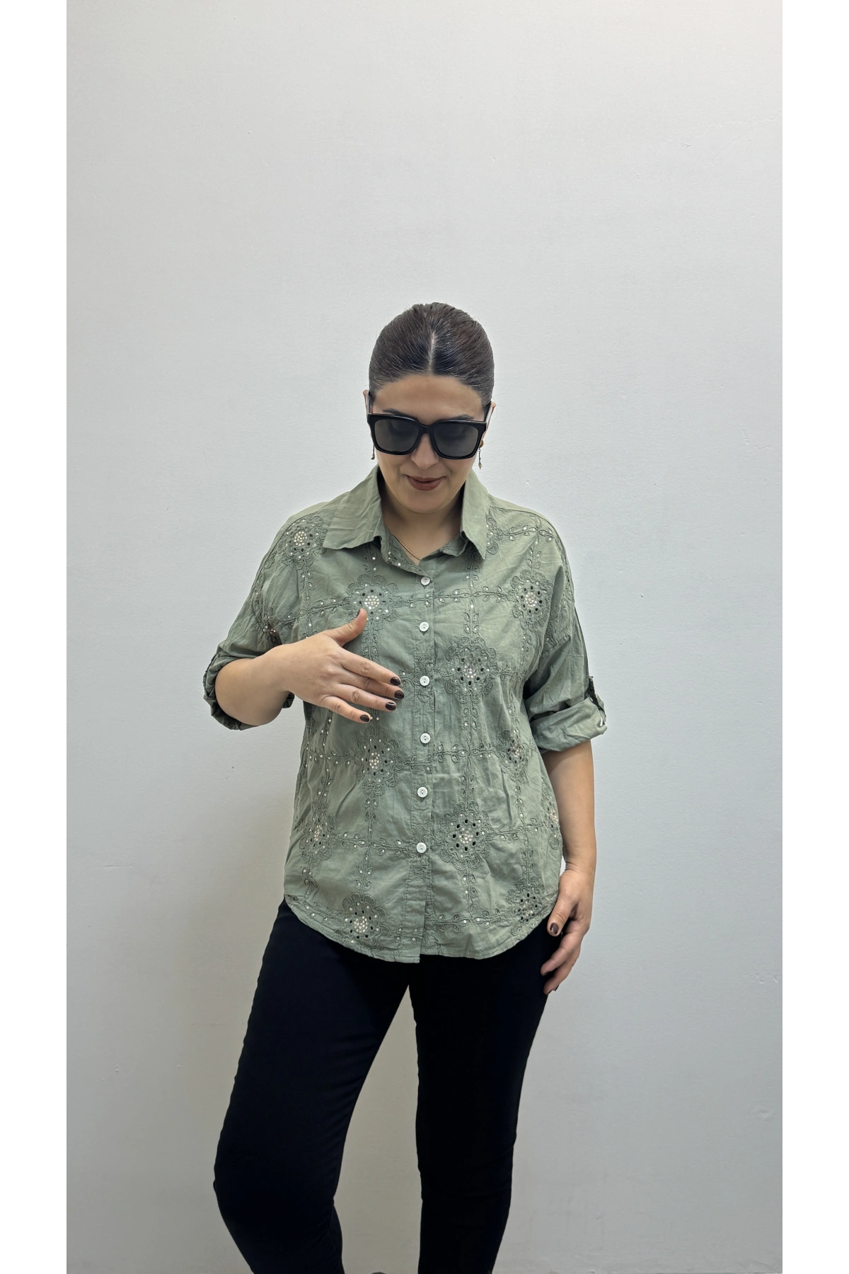 Nakış Ve Pul Payet İşlemeli Yakalı Haki Yeşil İthal Gömlek