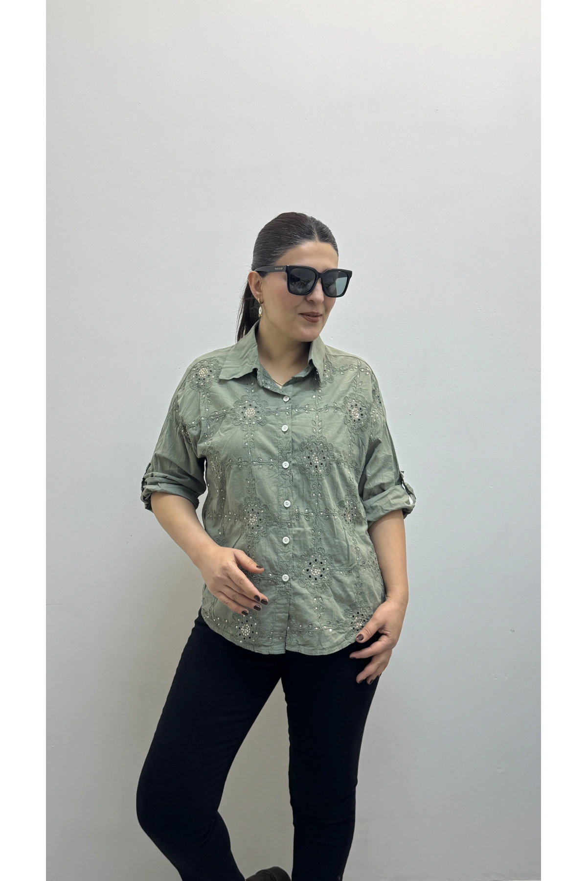 Nakış Ve Pul Payet İşlemeli Yakalı Haki Yeşil İthal Gömlek