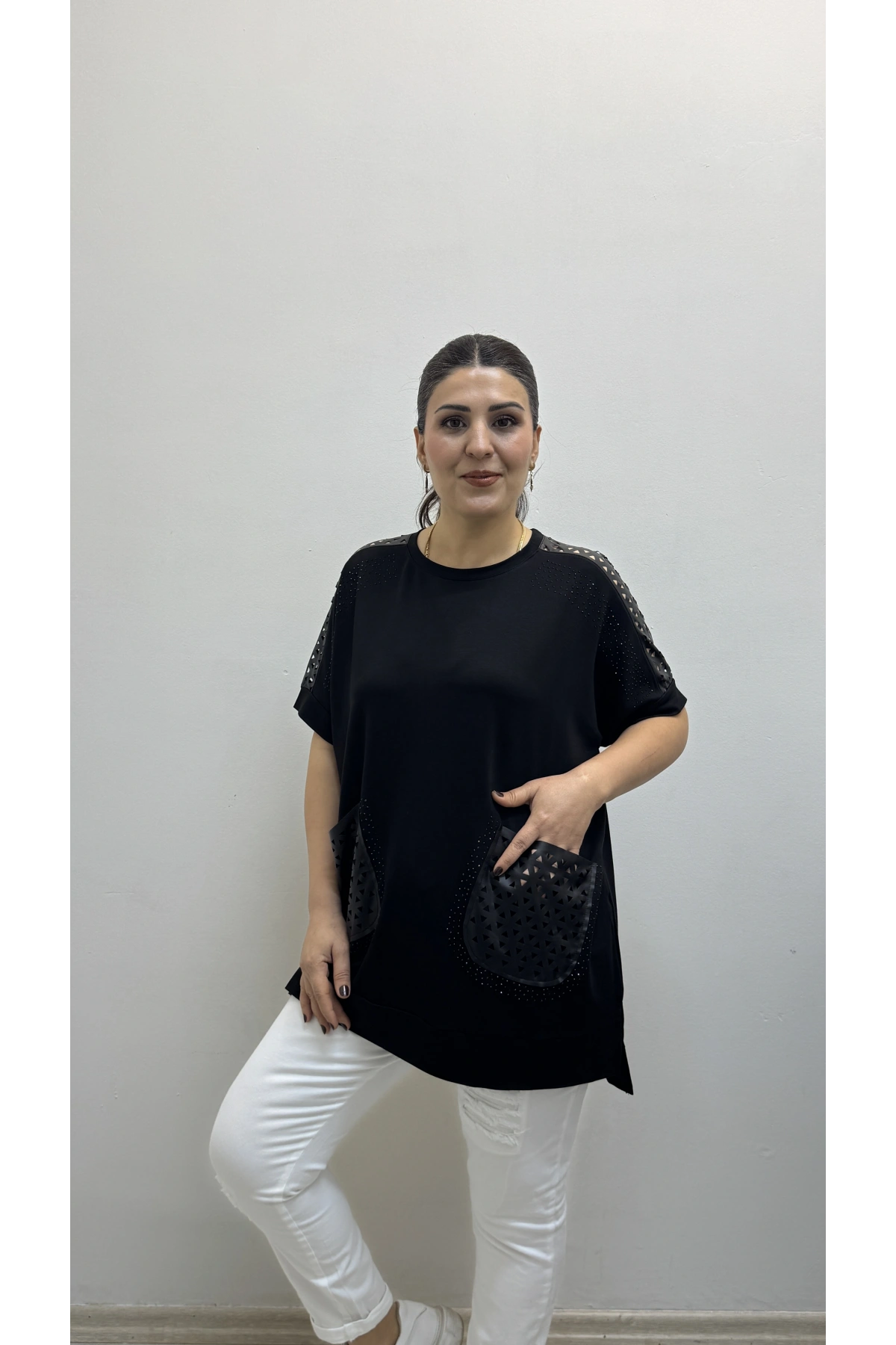 Deri Detaylı Taş Baskılı Büyük Süs Cepli Kısa Kol Siyah Bluz