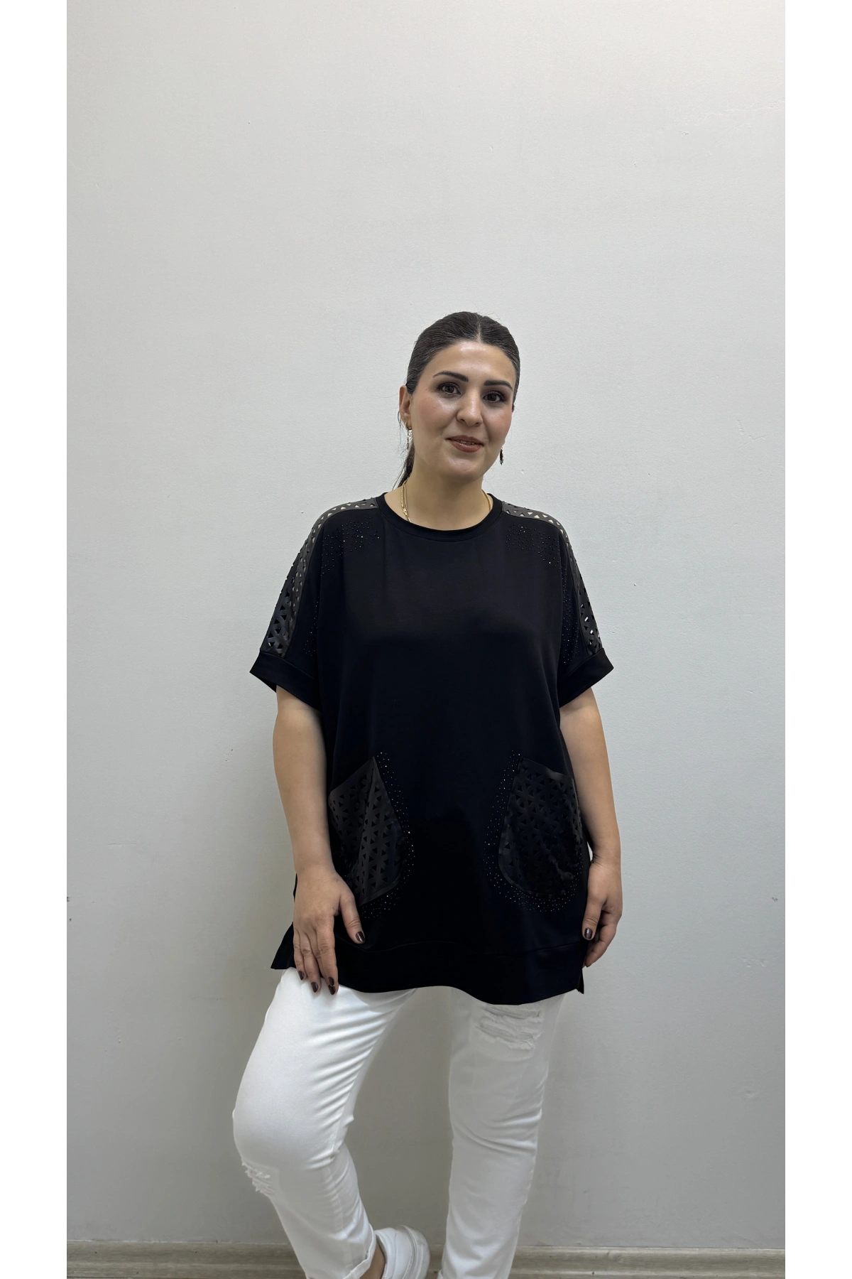 Deri Detaylı Taş Baskılı Büyük Süs Cepli Kısa Kol Siyah Bluz