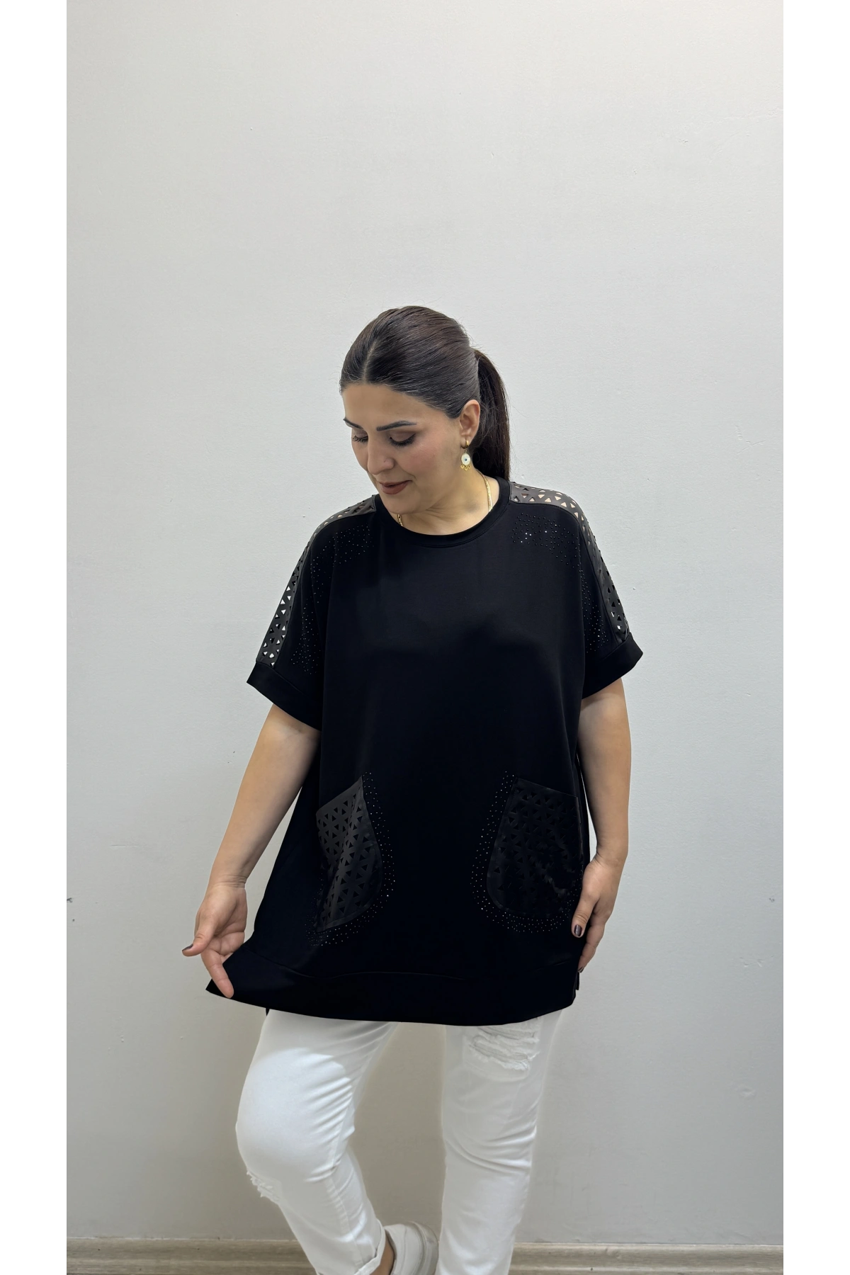 Deri Detaylı Taş Baskılı Büyük Süs Cepli Kısa Kol Siyah Bluz