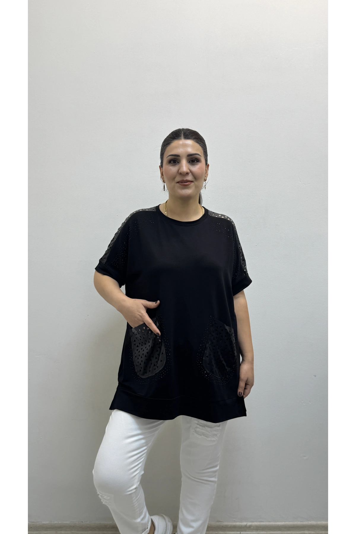 Deri Detaylı Taş Baskılı Büyük Süs Cepli Kısa Kol Siyah Bluz