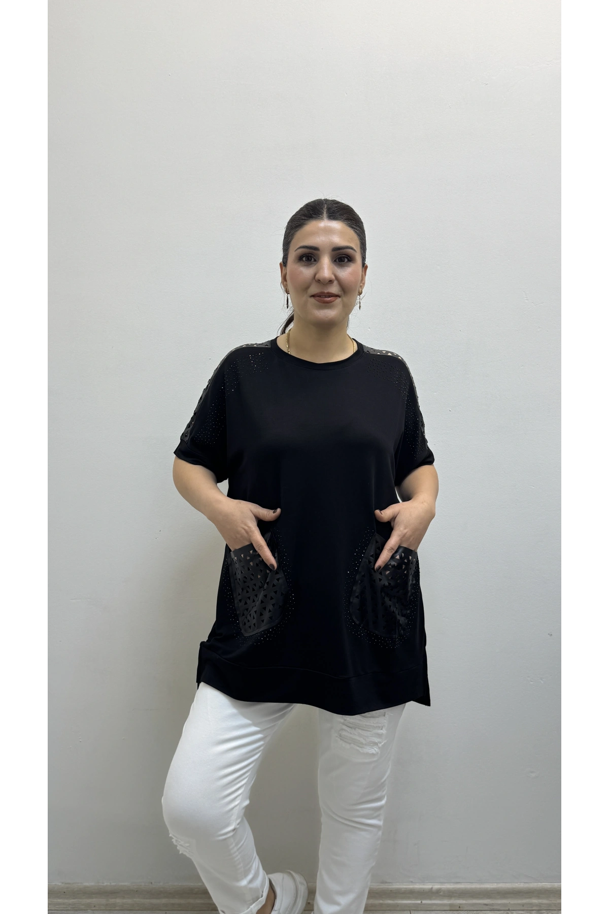 Deri Detaylı Taş Baskılı Büyük Süs Cepli Kısa Kol Siyah Bluz