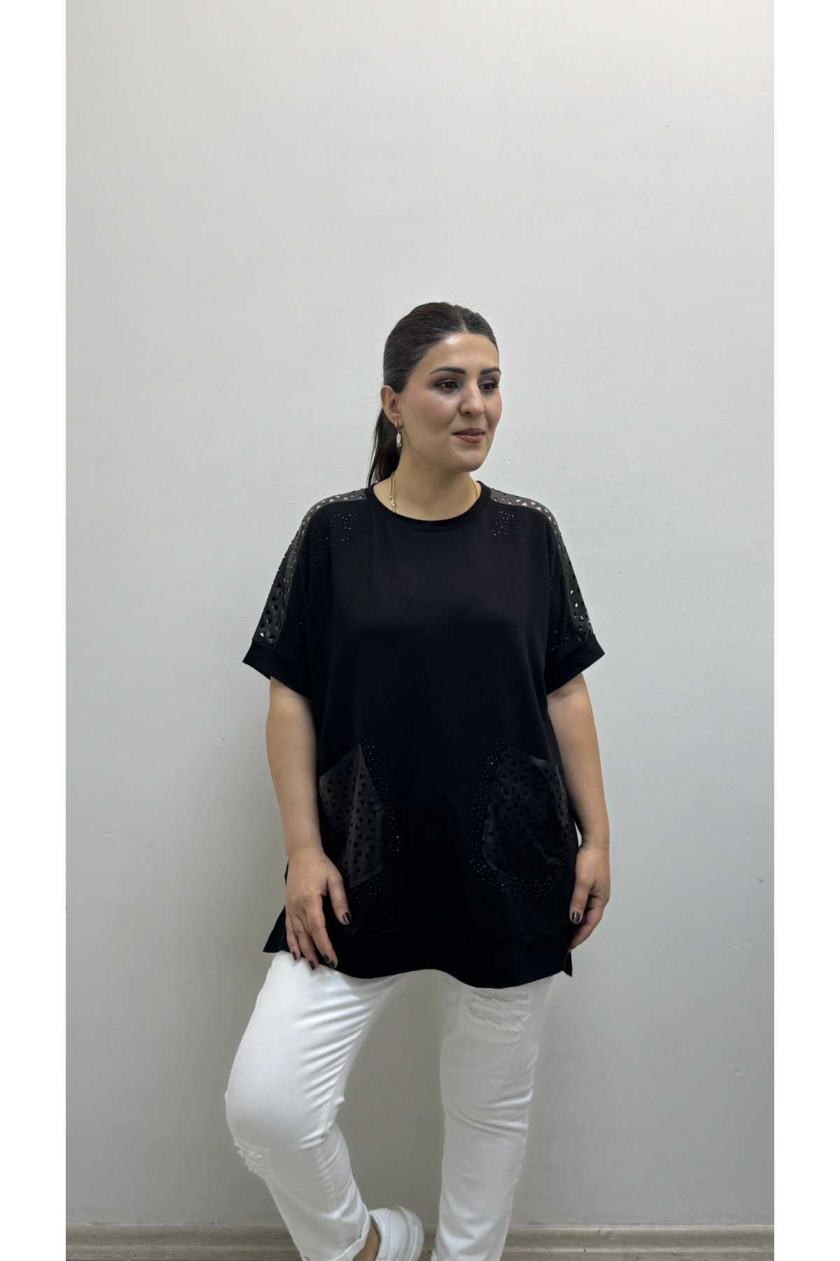 Deri Detaylı Taş Baskılı Büyük Süs Cepli Kısa Kol Siyah Bluz