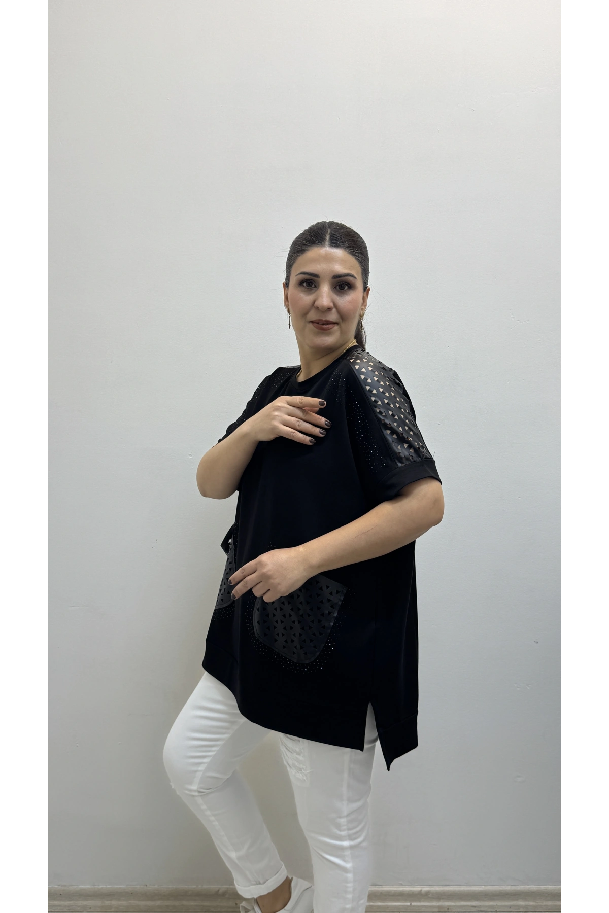 Deri Detaylı Taş Baskılı Büyük Süs Cepli Kısa Kol Siyah Bluz