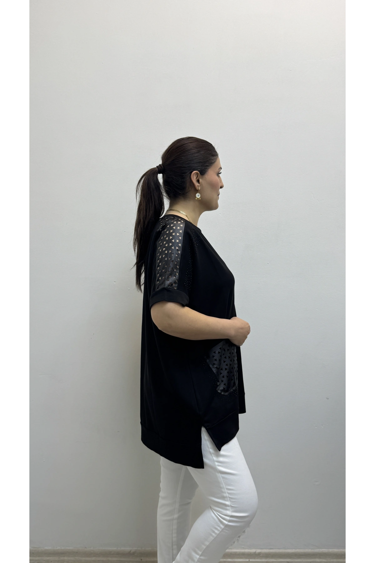 Deri Detaylı Taş Baskılı Büyük Süs Cepli Kısa Kol Siyah Bluz