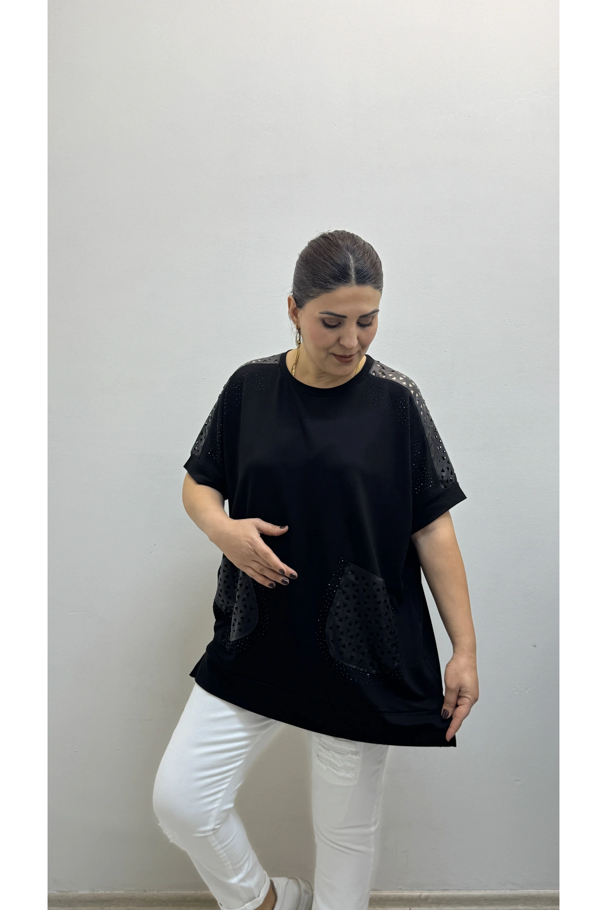Deri Detaylı Taş Baskılı Büyük Süs Cepli Kısa Kol Siyah Bluz