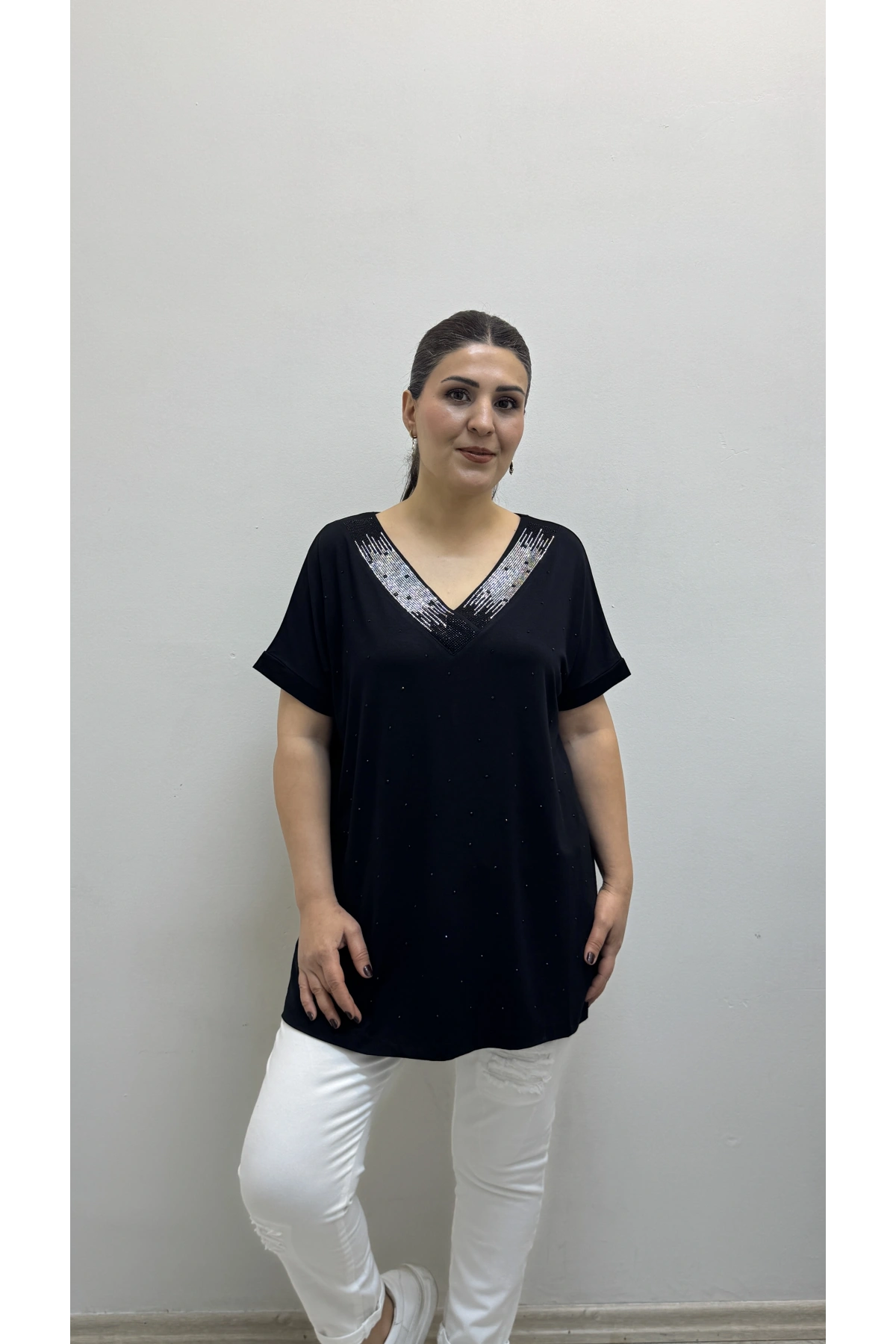 Taş Baskılı V Yaka Yakası Taşlı Siyah Kısa Kol Bluz
