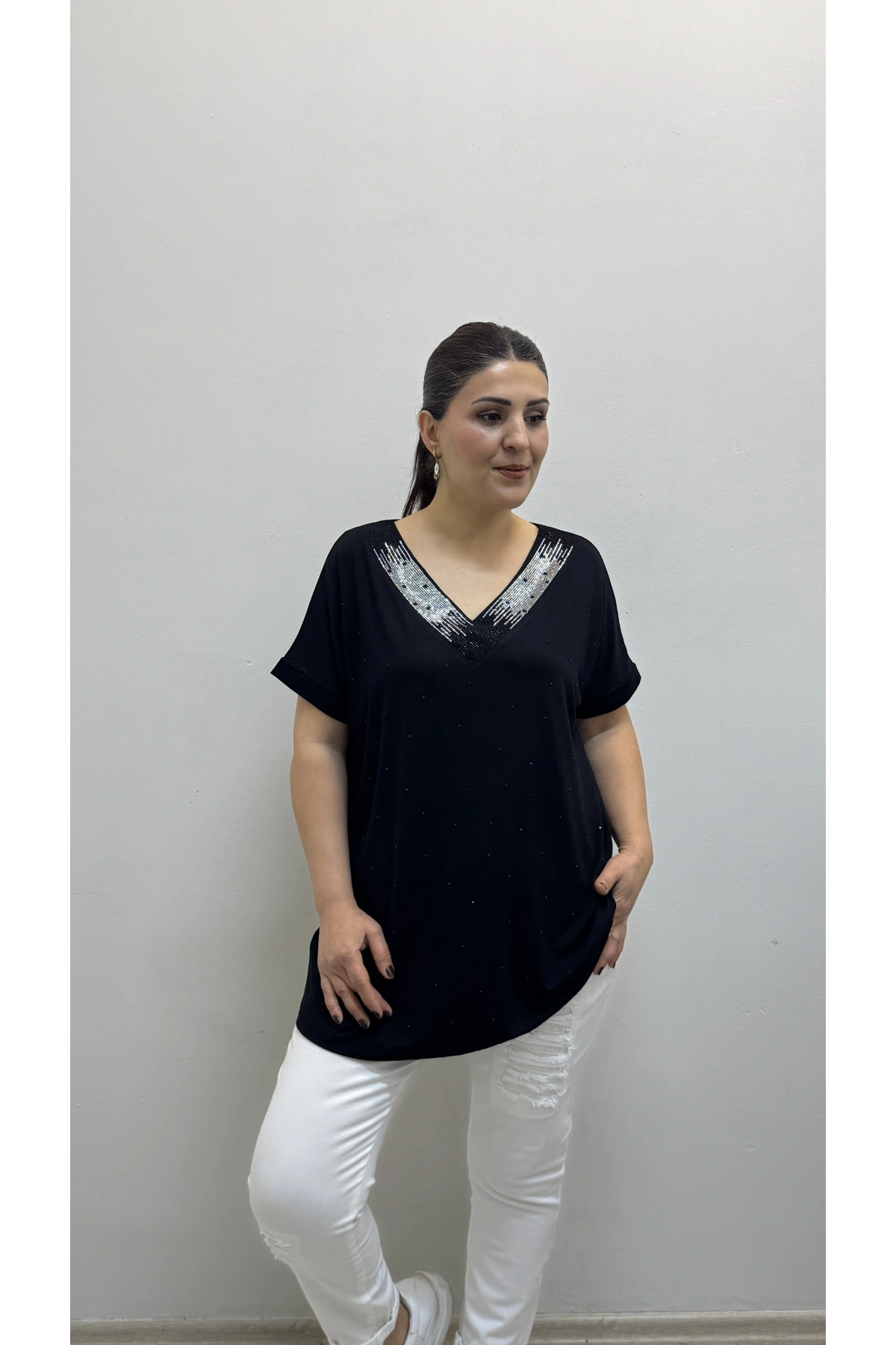 Taş Baskılı V Yaka Yakası Taşlı Siyah Kısa Kol Bluz