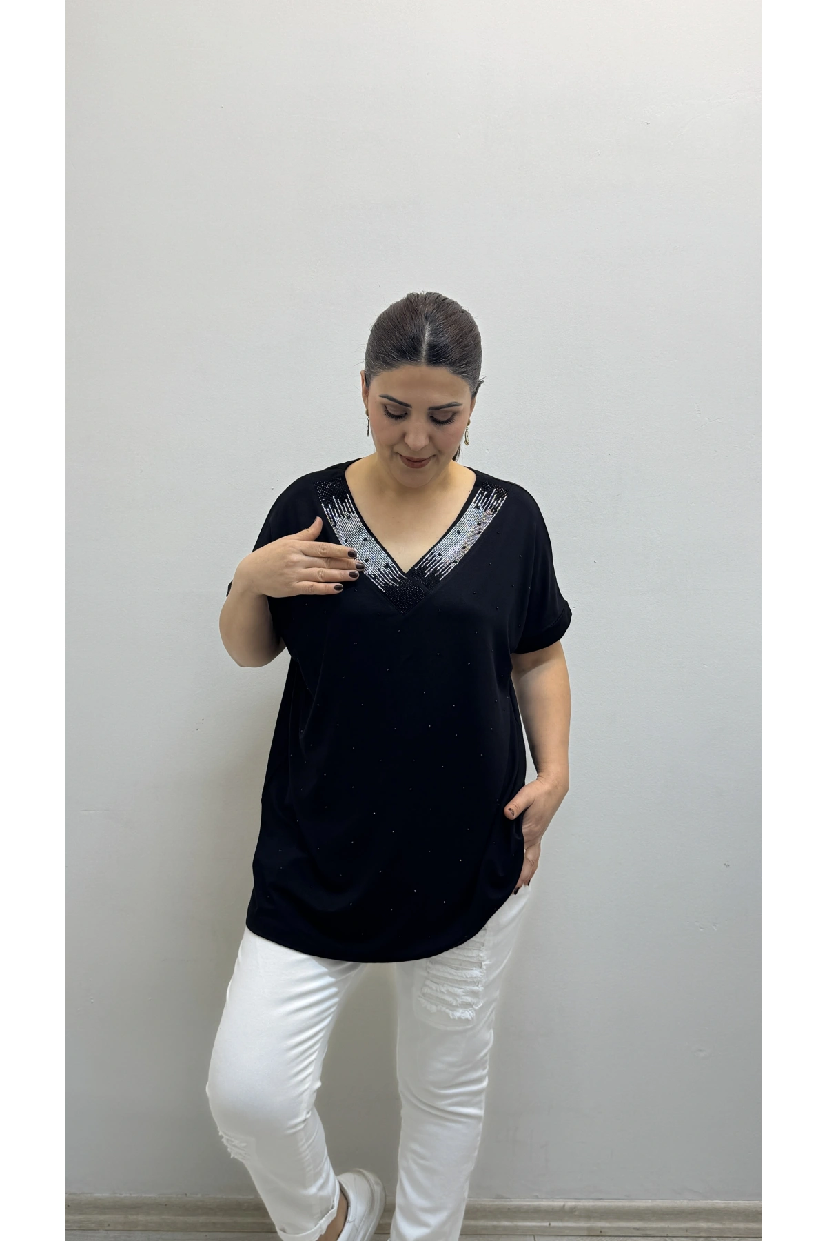 Taş Baskılı V Yaka Yakası Taşlı Siyah Kısa Kol Bluz
