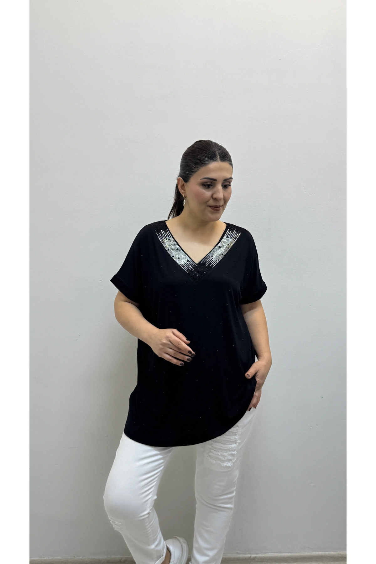 Taş Baskılı V Yaka Yakası Taşlı Siyah Kısa Kol Bluz