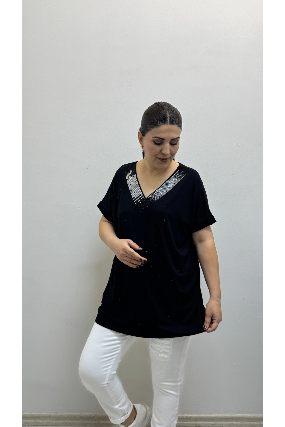 Taş Baskılı V Yaka Yakası Taşlı Siyah Kısa Kol Bluz