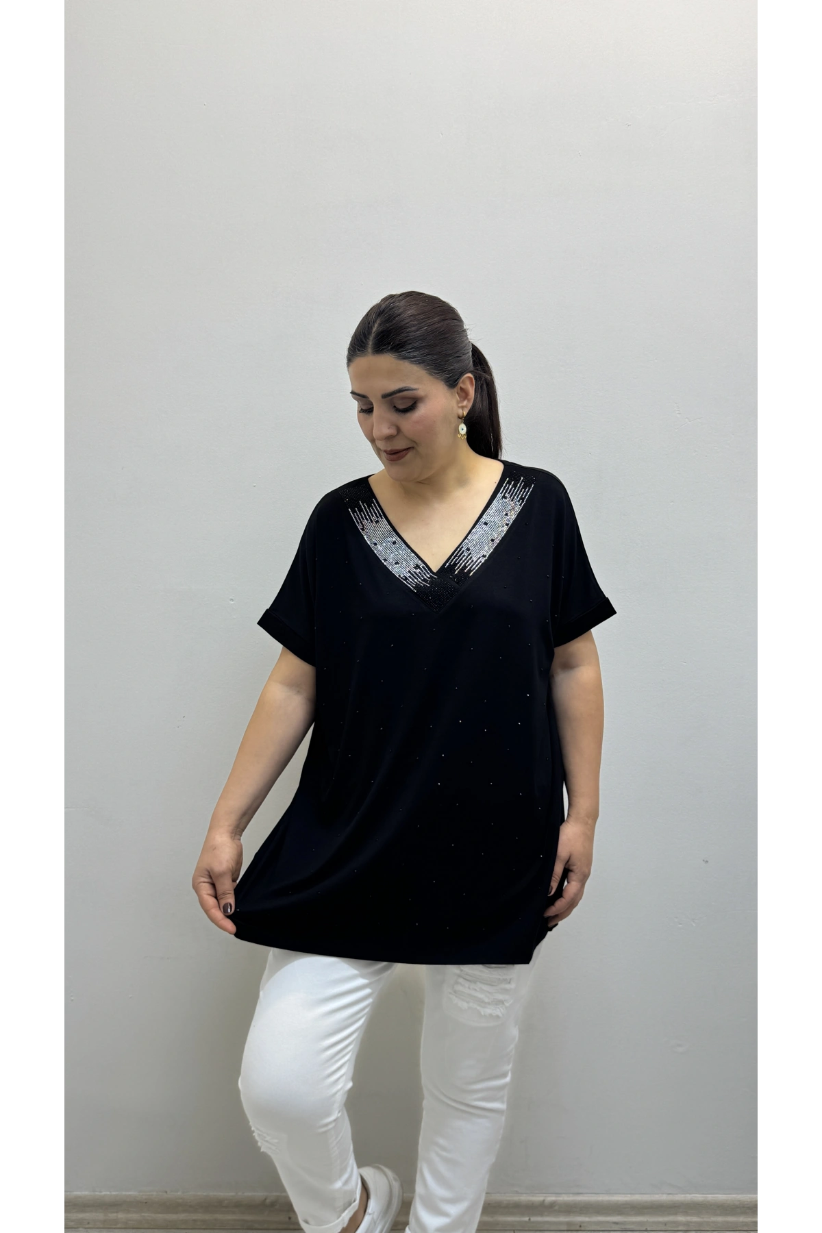 Taş Baskılı V Yaka Yakası Taşlı Siyah Kısa Kol Bluz