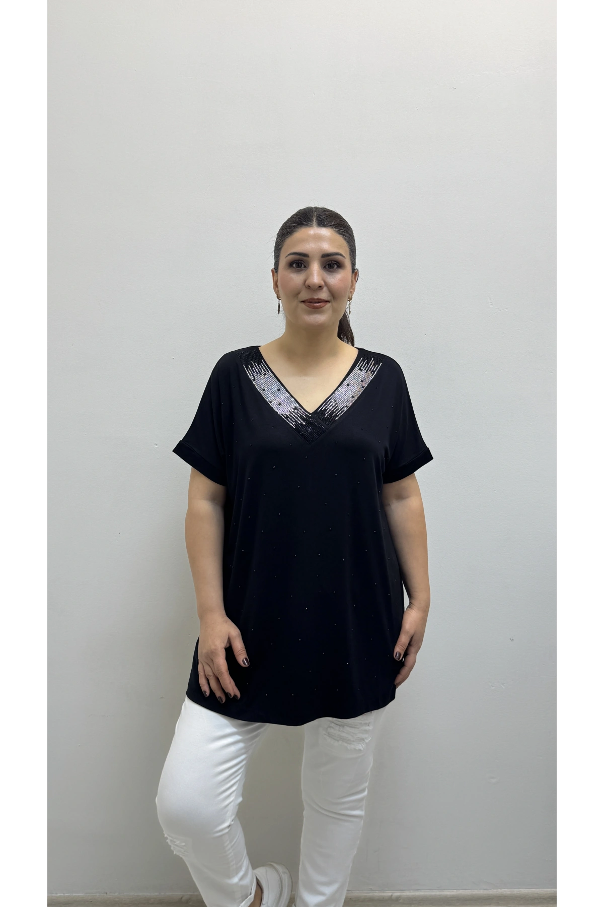 Taş Baskılı V Yaka Yakası Taşlı Siyah Kısa Kol Bluz