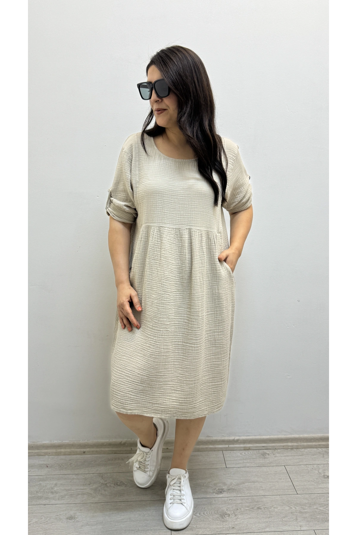 Dirsek Kol Yuvarlak Yaka Cepli Bej Rengi Müslin Elbise