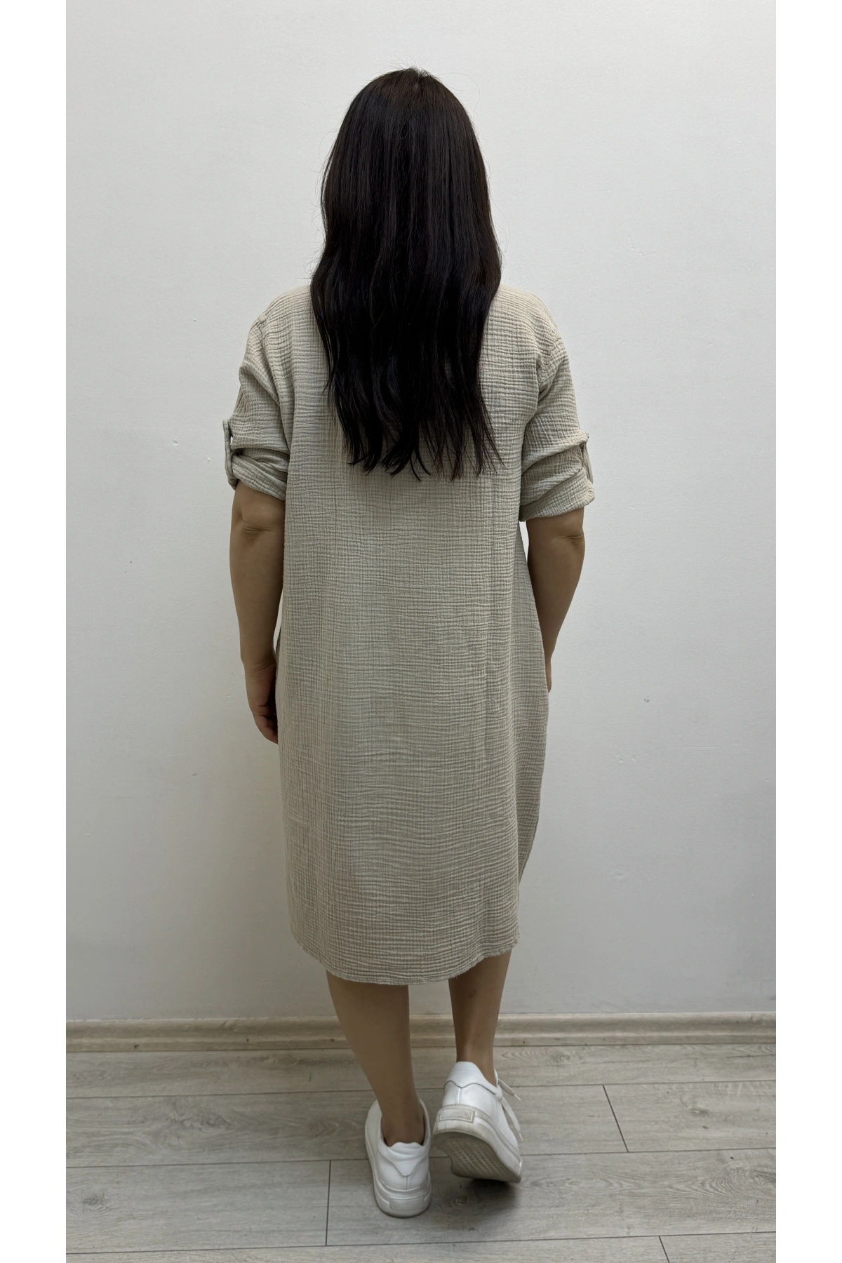 Dirsek Kol Yuvarlak Yaka Cepli Bej Rengi Müslin Elbise