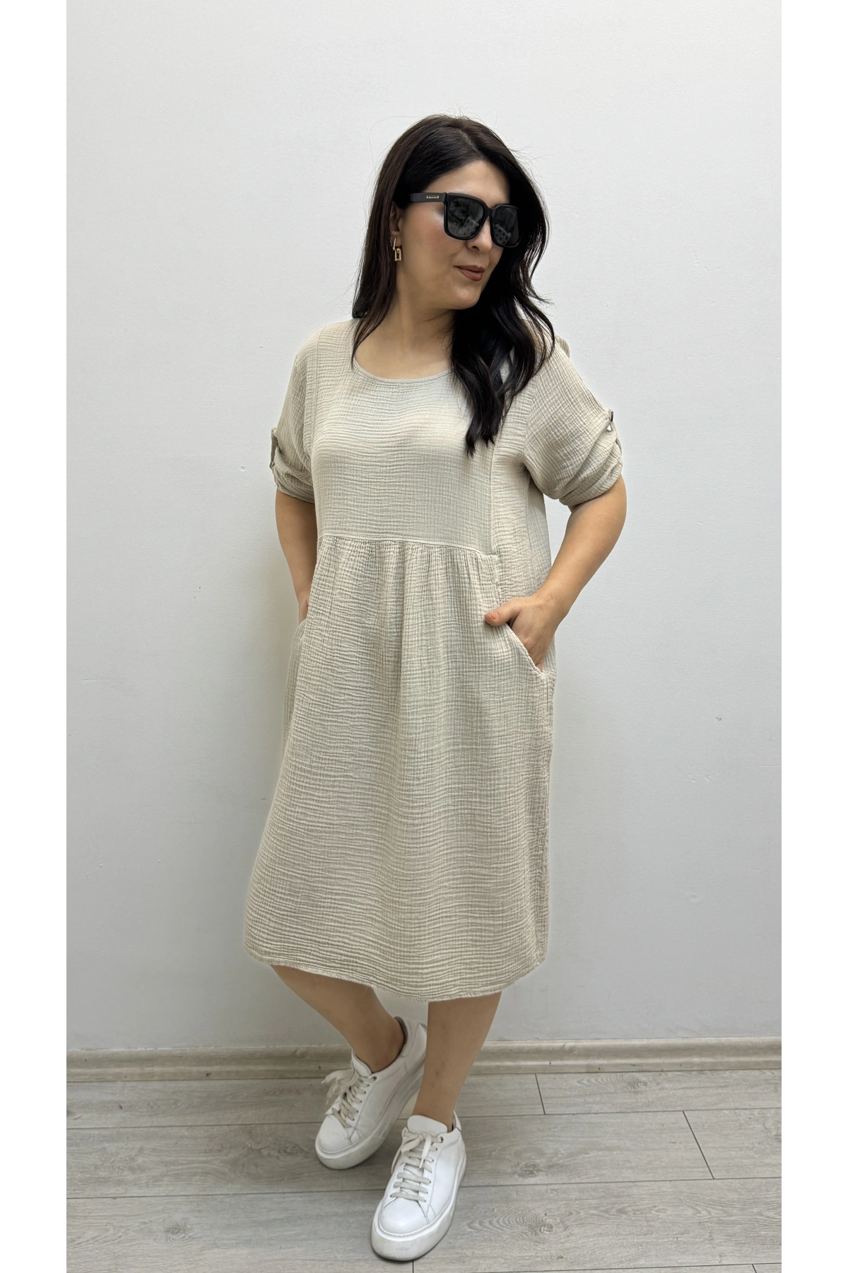 Dirsek Kol Yuvarlak Yaka Cepli Bej Rengi Müslin Elbise