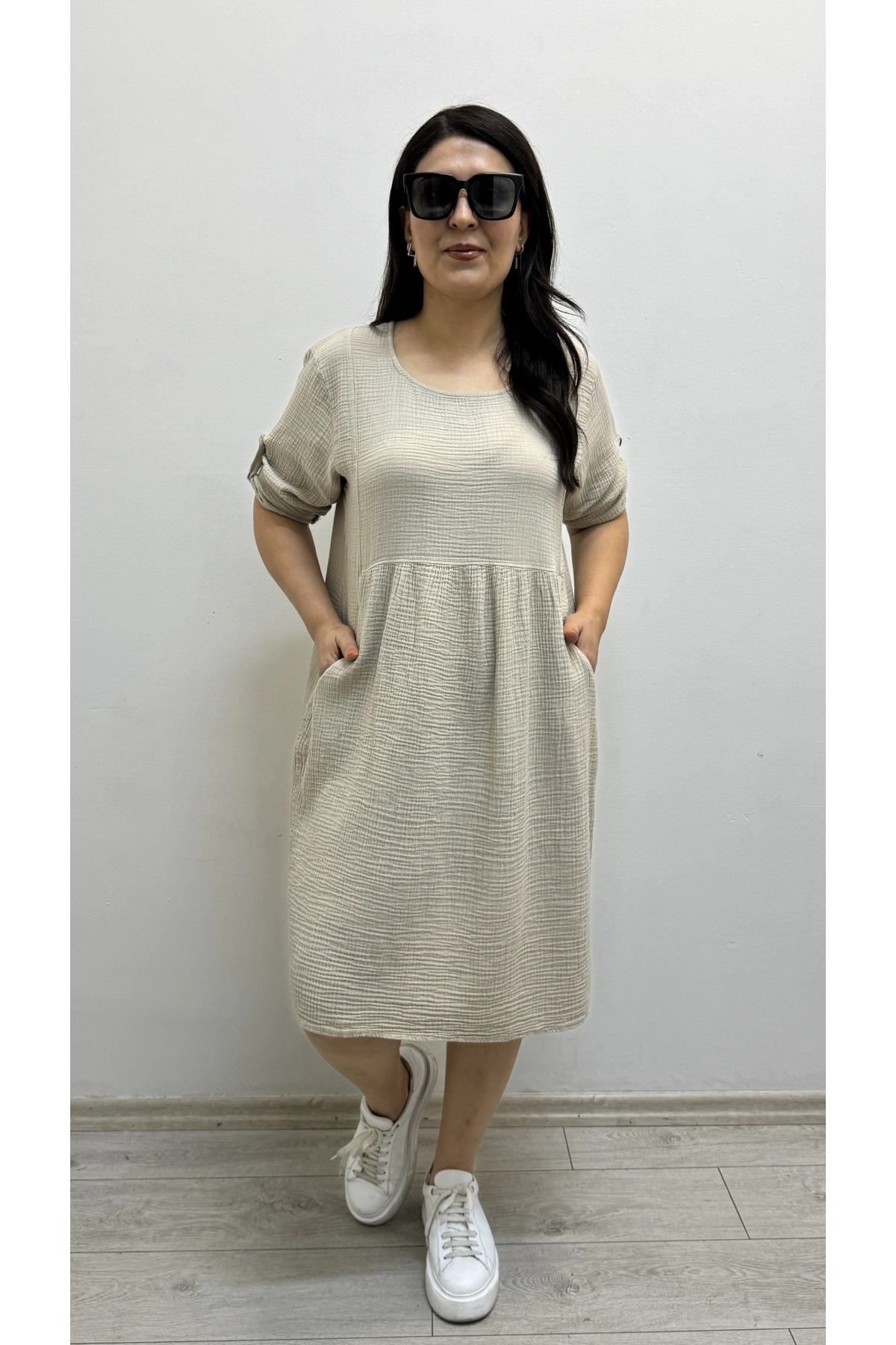 Dirsek Kol Yuvarlak Yaka Cepli Bej Rengi Müslin Elbise