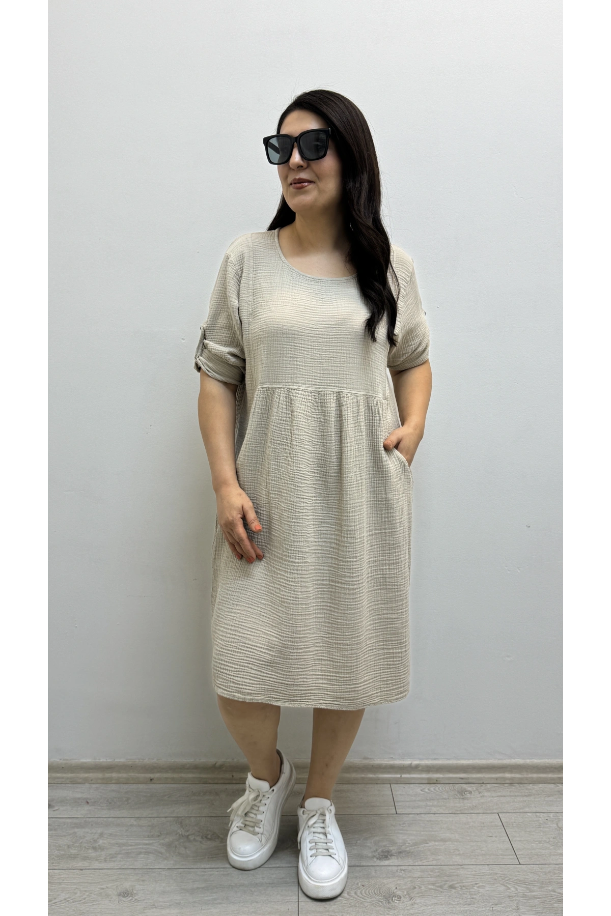 Dirsek Kol Yuvarlak Yaka Cepli Bej Rengi Müslin Elbise