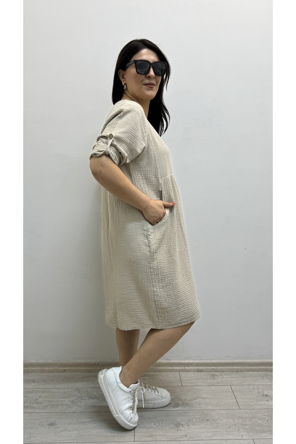 Dirsek Kol Yuvarlak Yaka Cepli Bej Rengi Müslin Elbise