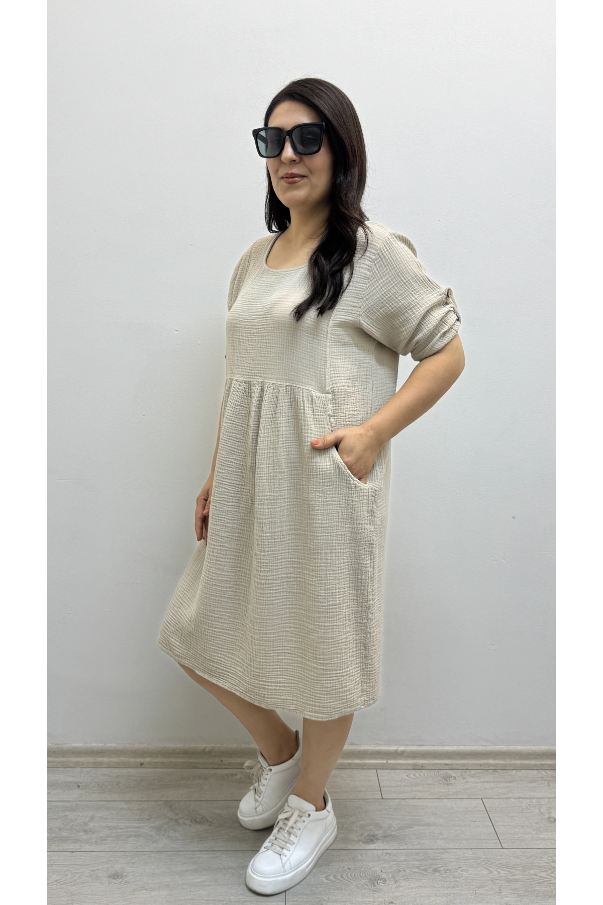 Dirsek Kol Yuvarlak Yaka Cepli Bej Rengi Müslin Elbise