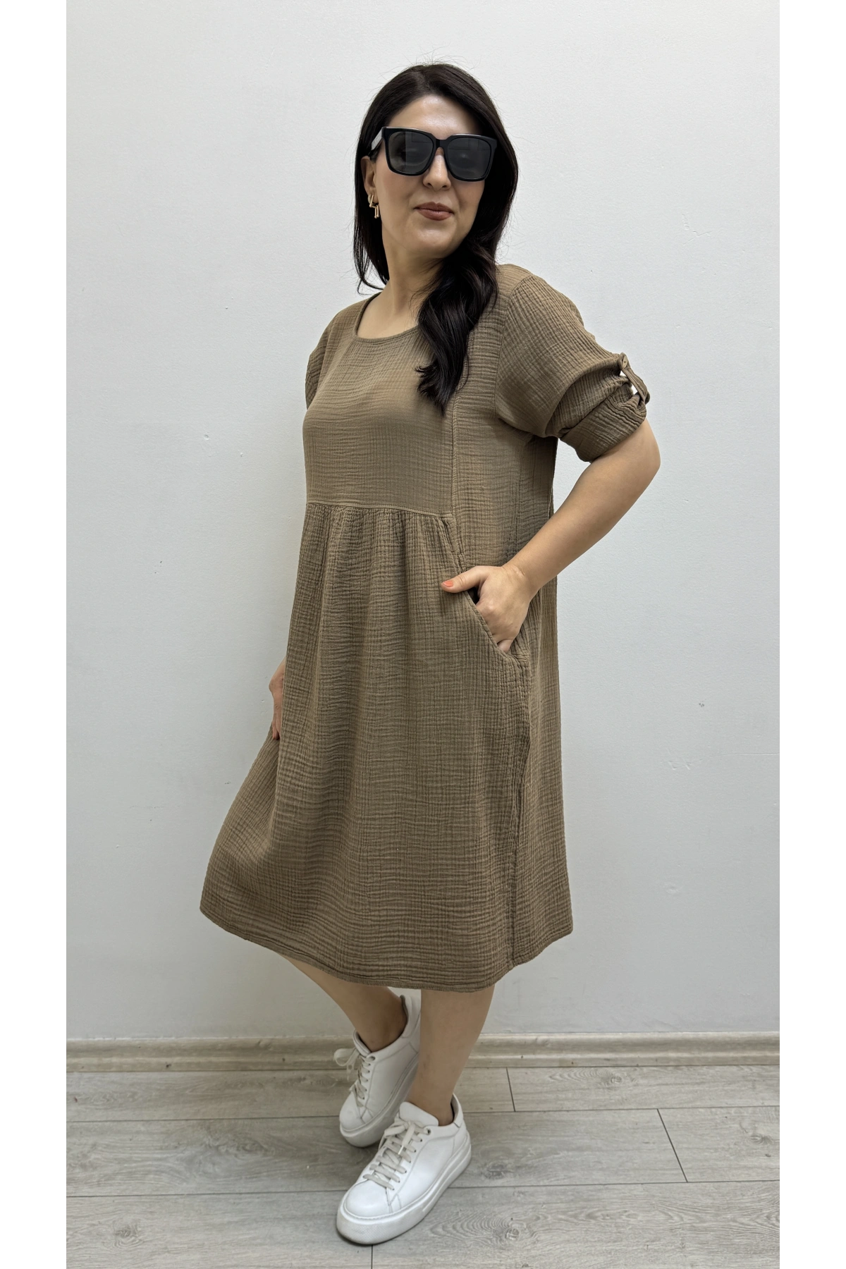 Dirsek Kol Yuvarlak Yaka Cepli Kahverengi Müslin Elbise