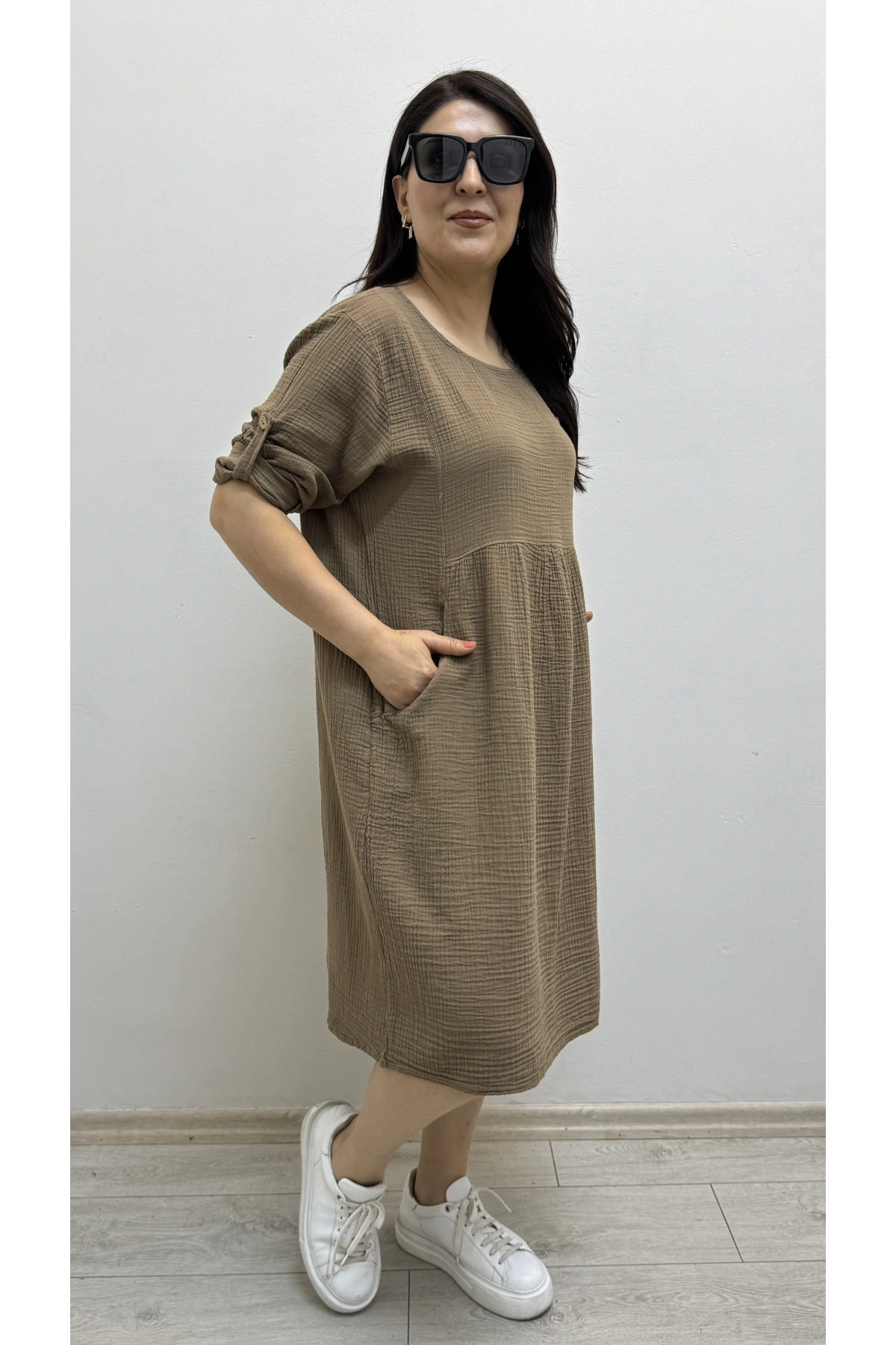 Dirsek Kol Yuvarlak Yaka Cepli Kahverengi Müslin Elbise