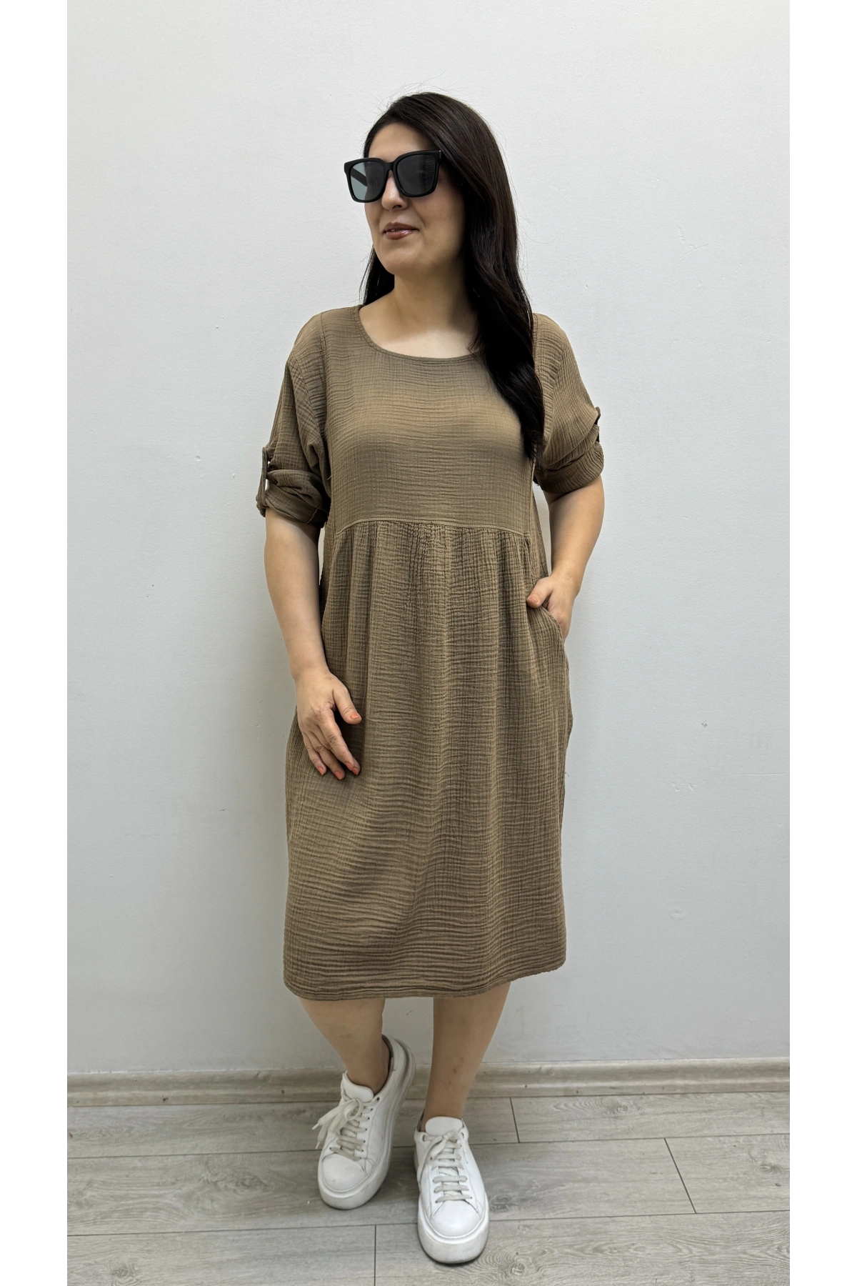 Dirsek Kol Yuvarlak Yaka Cepli Kahverengi Müslin Elbise