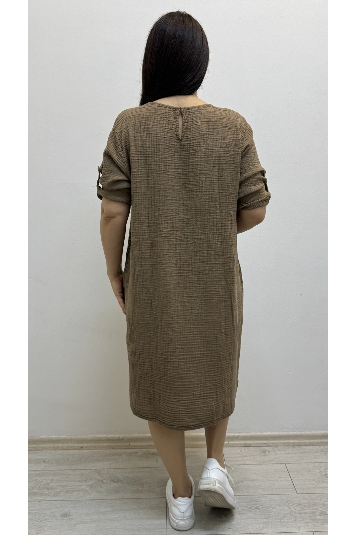 Dirsek Kol Yuvarlak Yaka Cepli Kahverengi Müslin Elbise