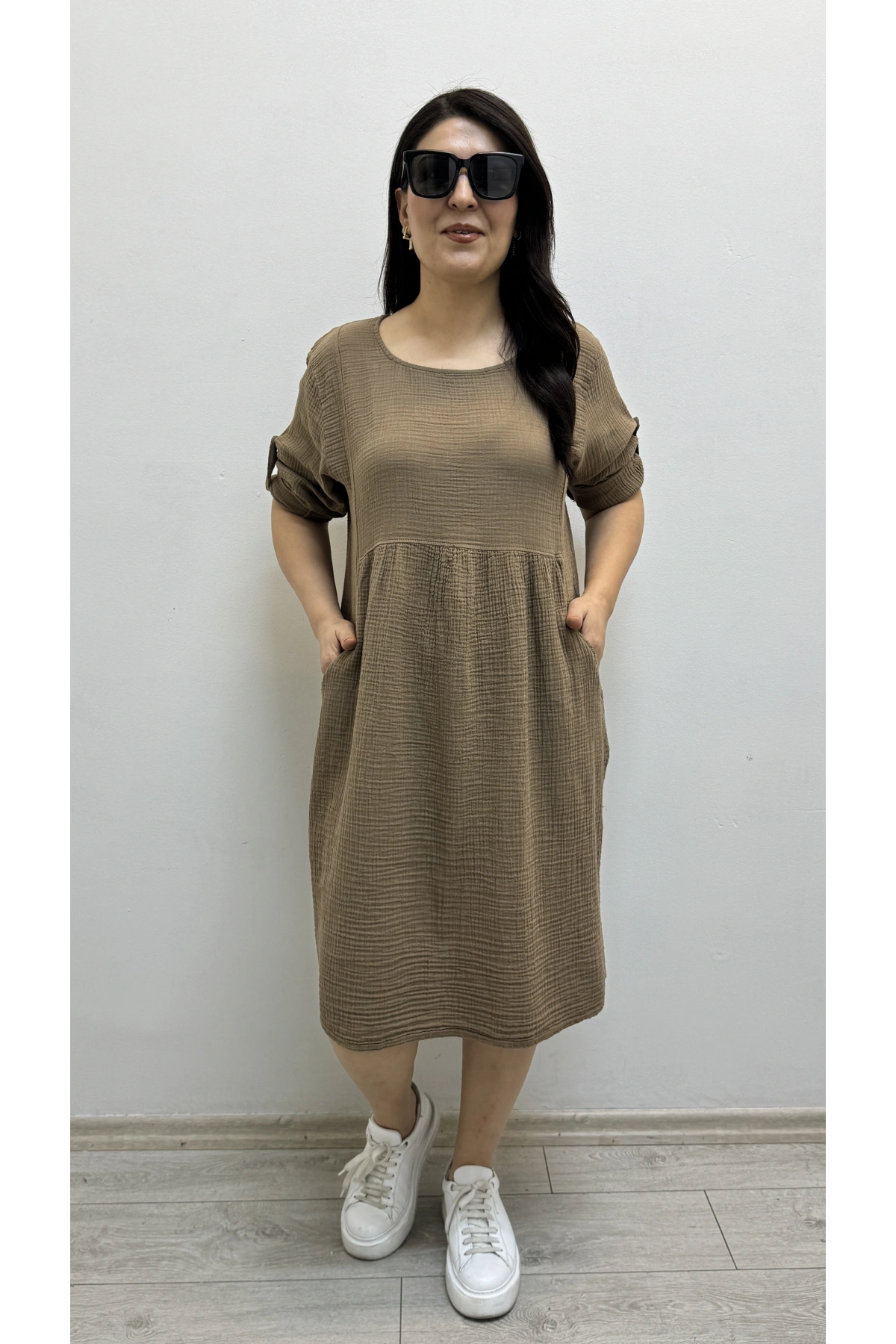 Dirsek Kol Yuvarlak Yaka Cepli Kahverengi Müslin Elbise