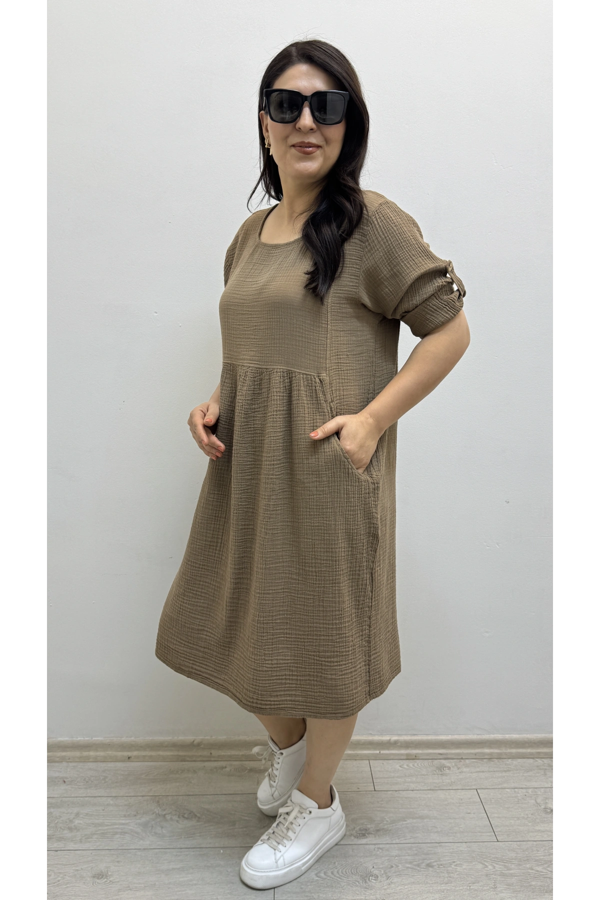 Dirsek Kol Yuvarlak Yaka Cepli Kahverengi Müslin Elbise