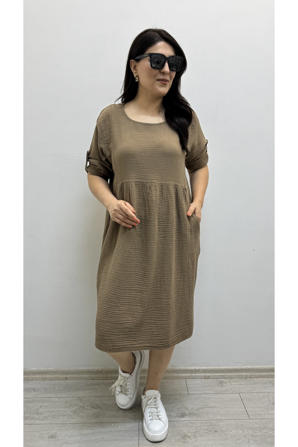 Dirsek Kol Yuvarlak Yaka Cepli Kahverengi Müslin Elbise