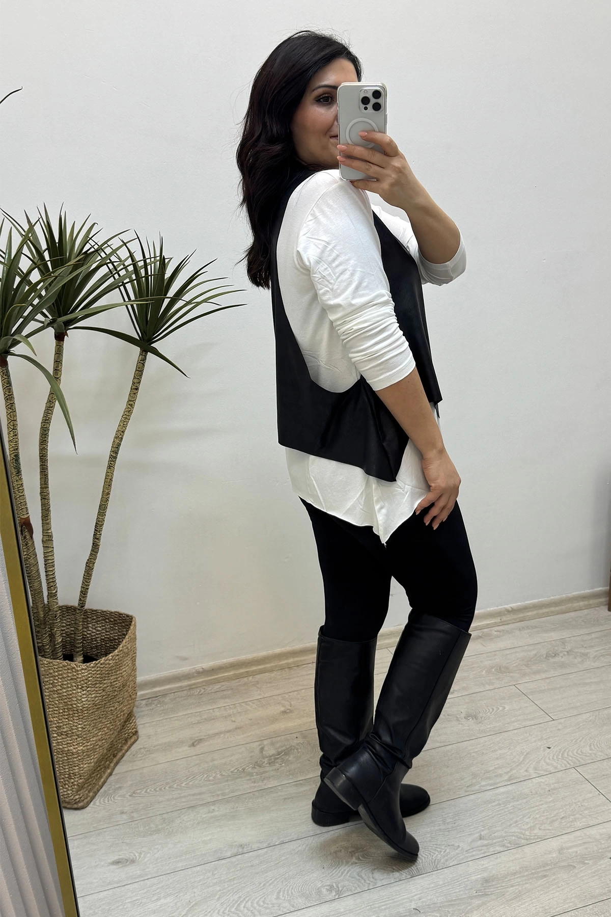 Deri Yelekli Kolye Aksesuarlı Bluz